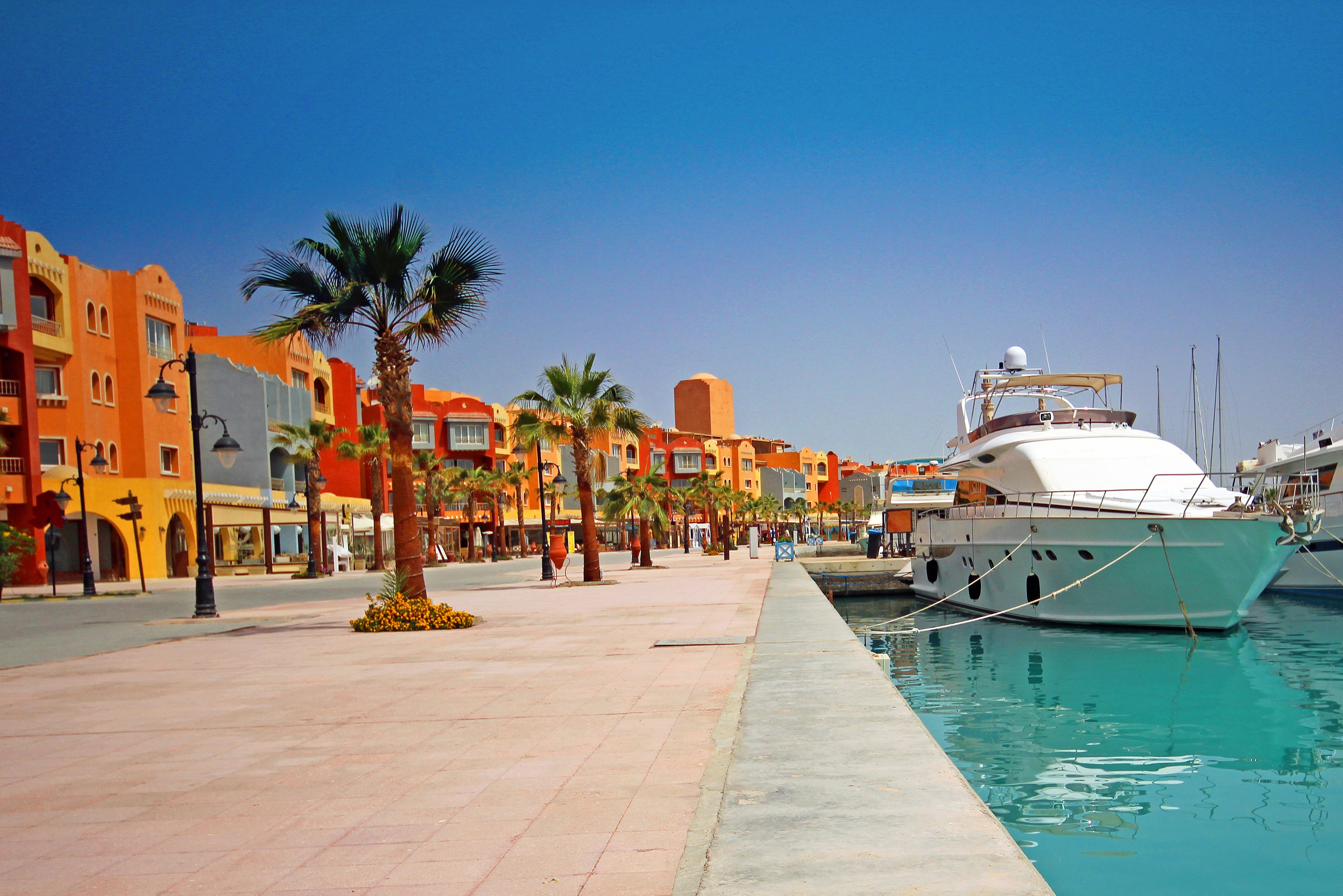 egypte-hurghada-marina-met-kleurige-gebouwen