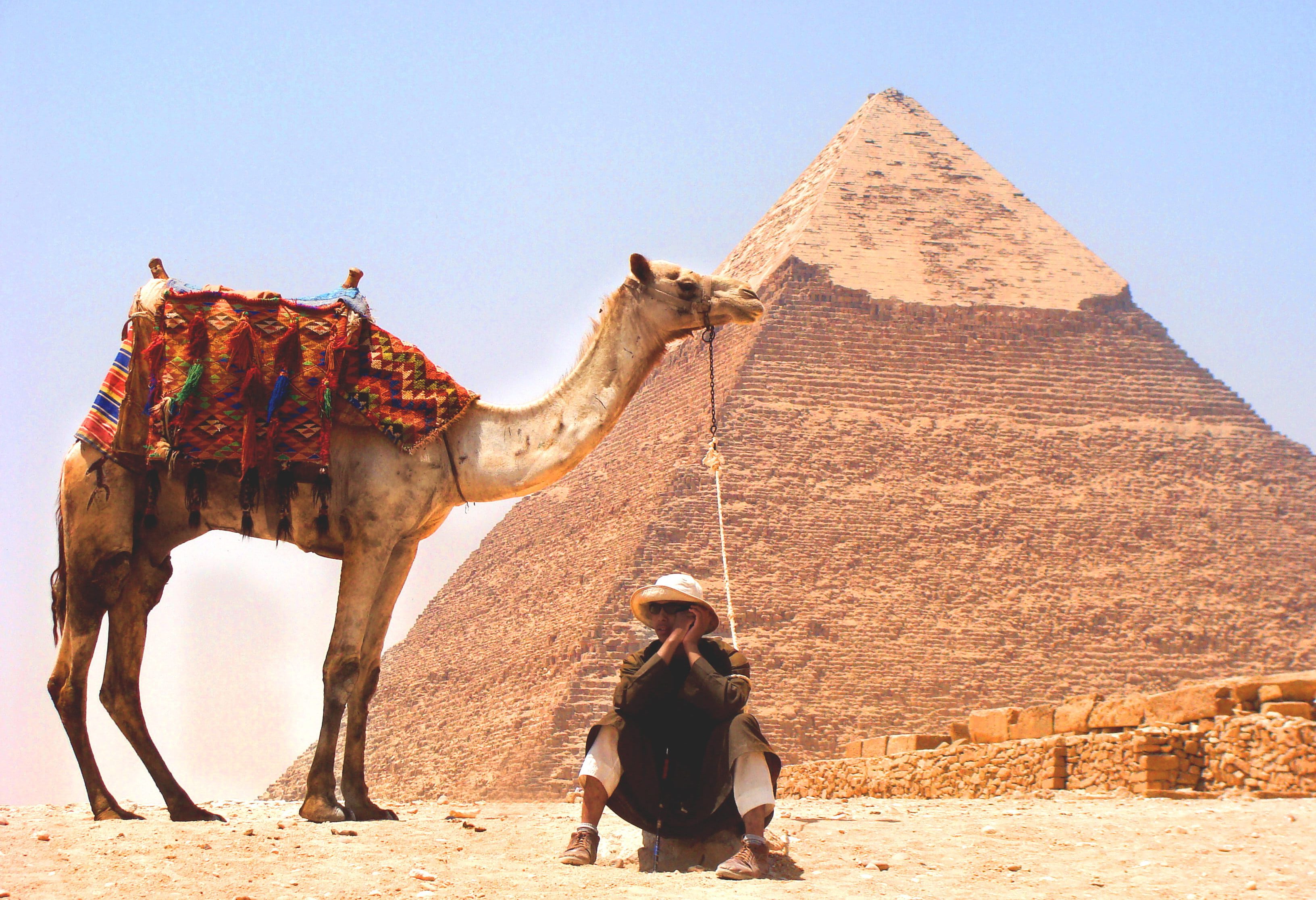 egypte-cairo-uitzicht-op-de-piramide-van-cheops-met-kameel-op-voorgrond