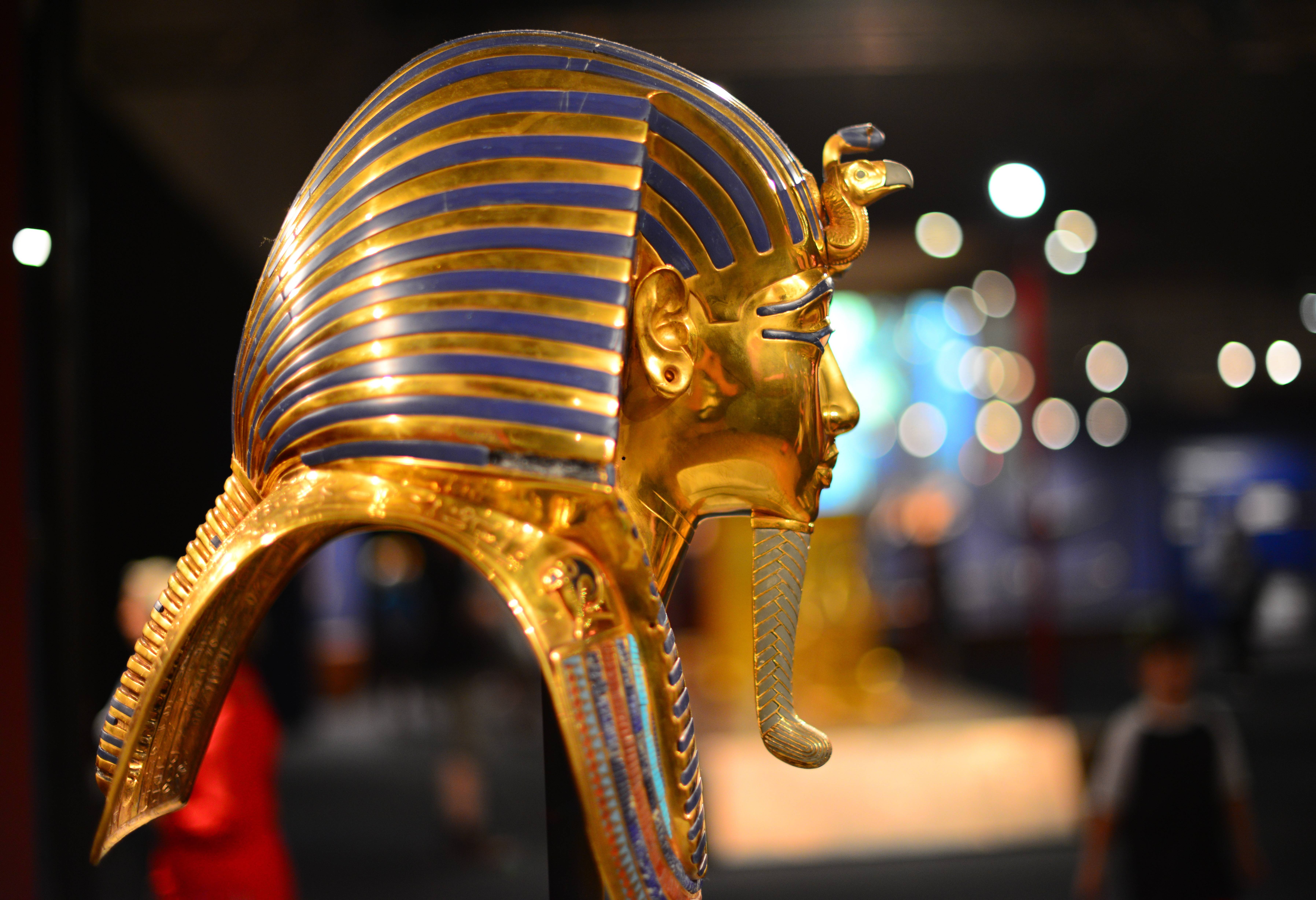 egypte-cairo-egyptisch-museum-gouden-masker-van-toetanchamon-zijzicht