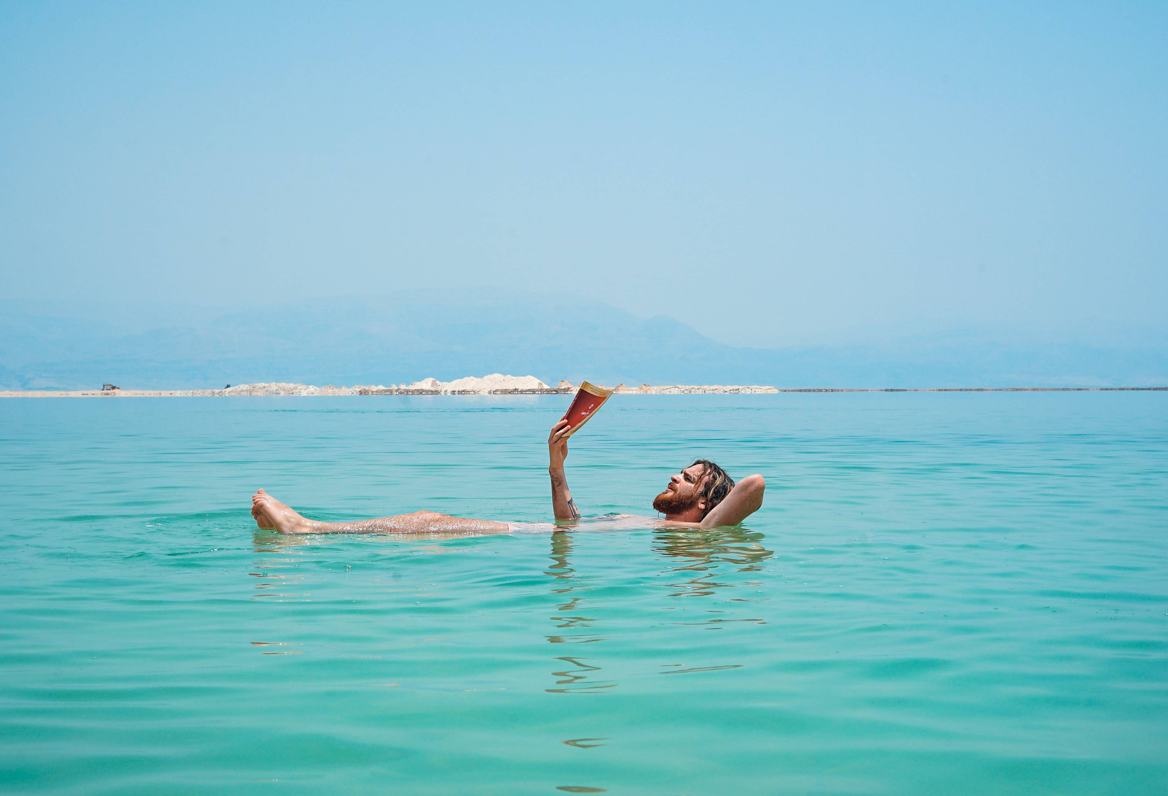 Drijven in de Dode Zee in Israël
