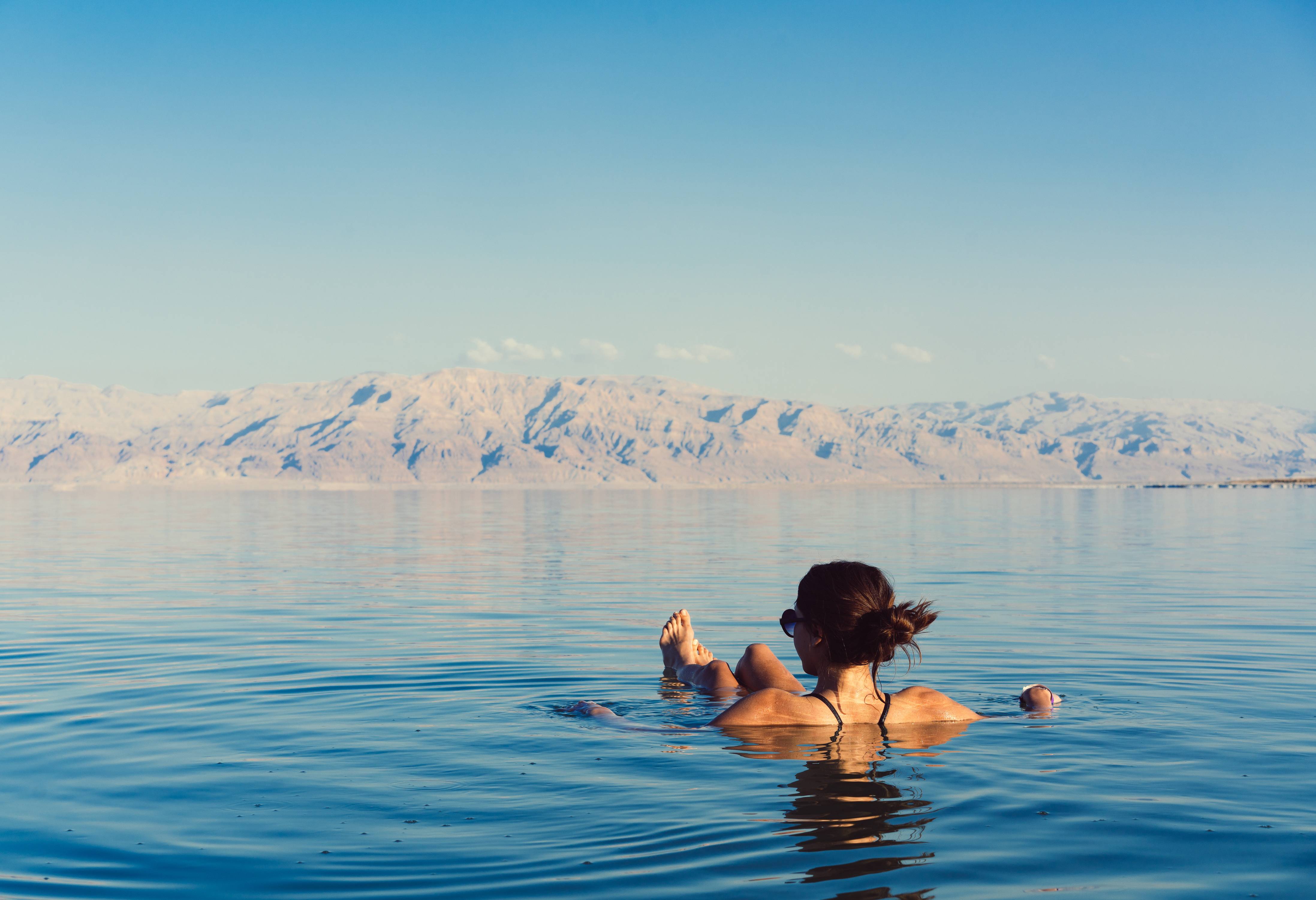 Drijven in de Dode Zee in Jordanië