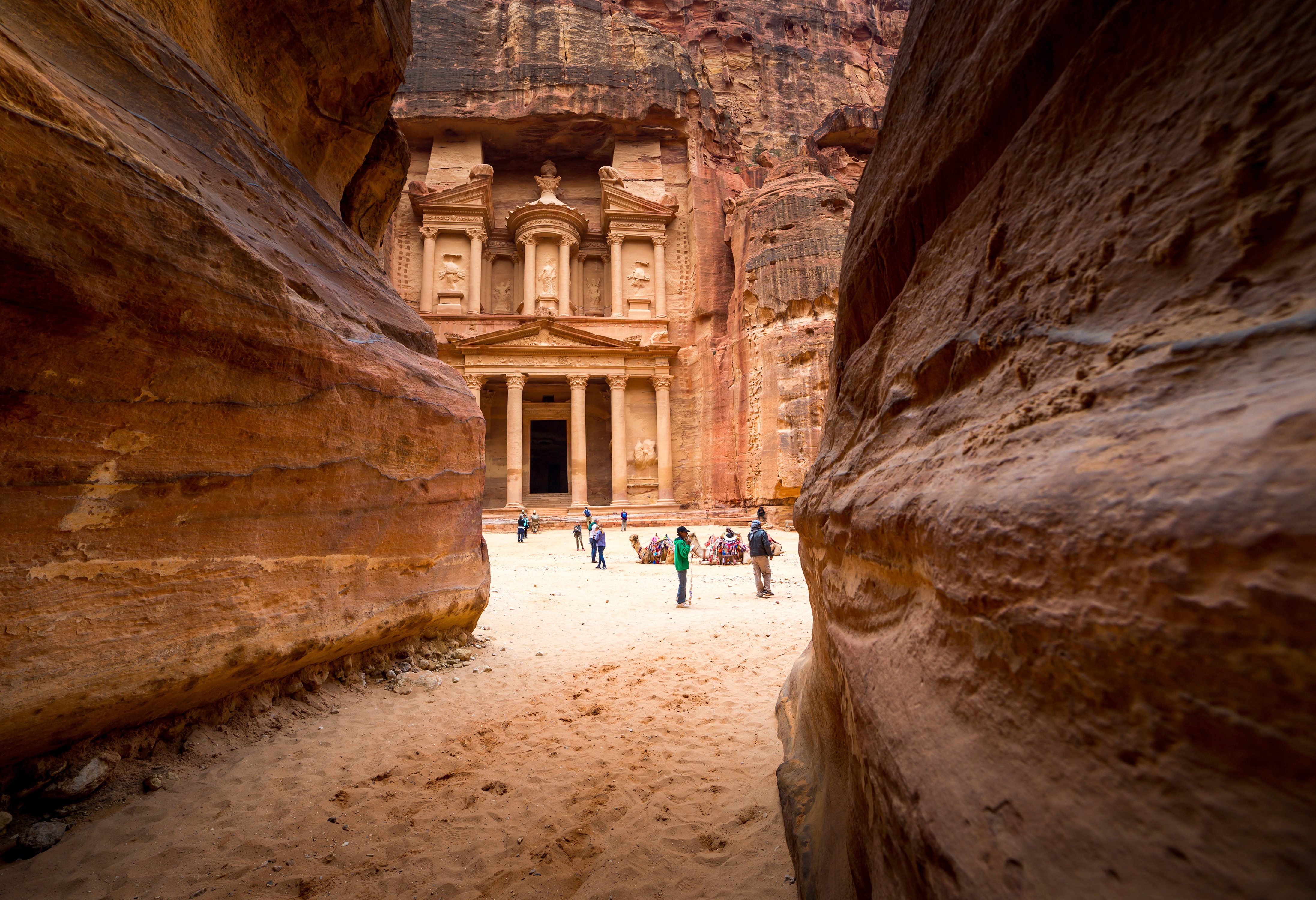 Door de Siq naar het Schathuis van de Farao in Petra in Jordanië