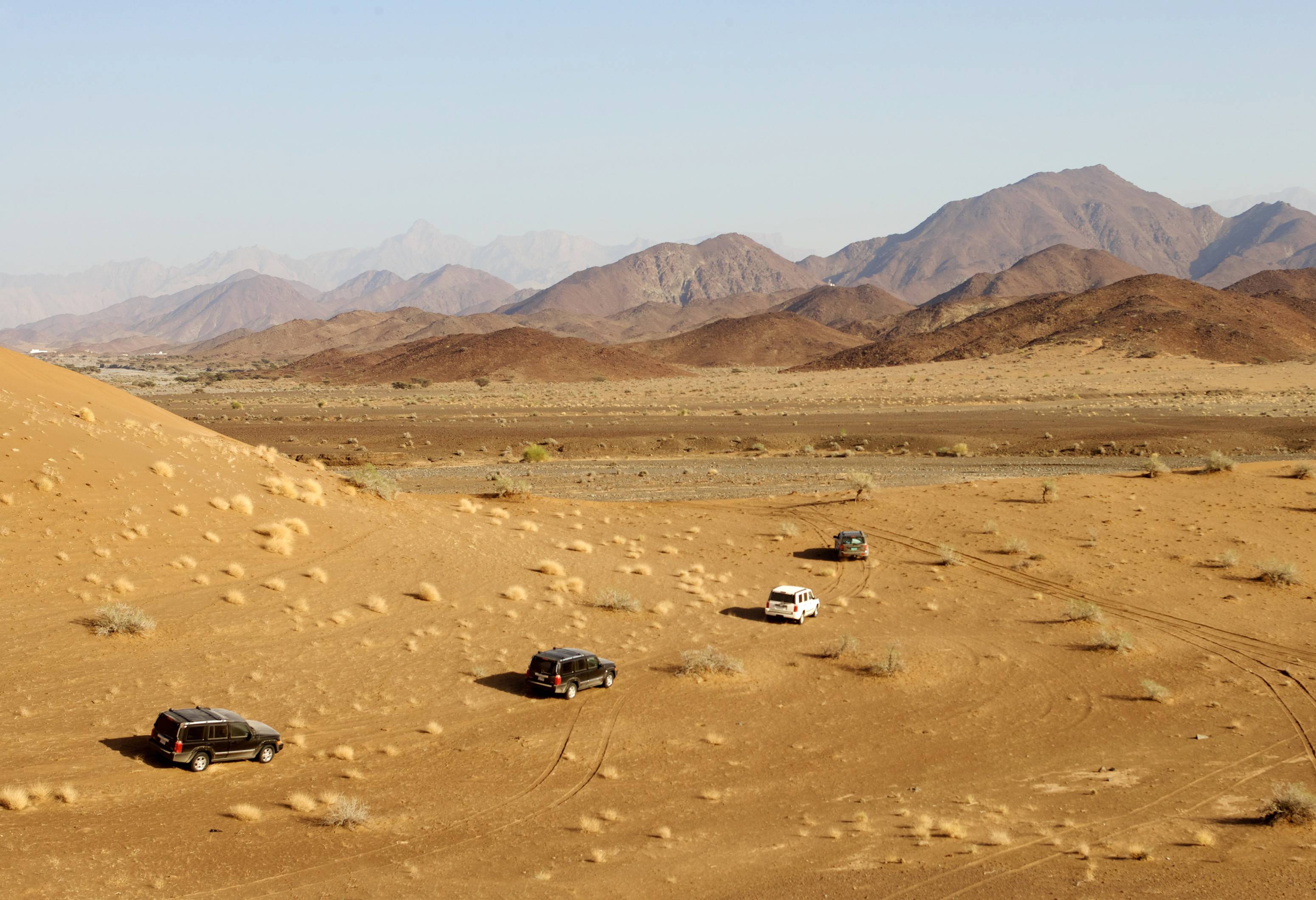oman-wahiba-sands-4-x-4-jeeps-in-de-woestijn-dune-bashing