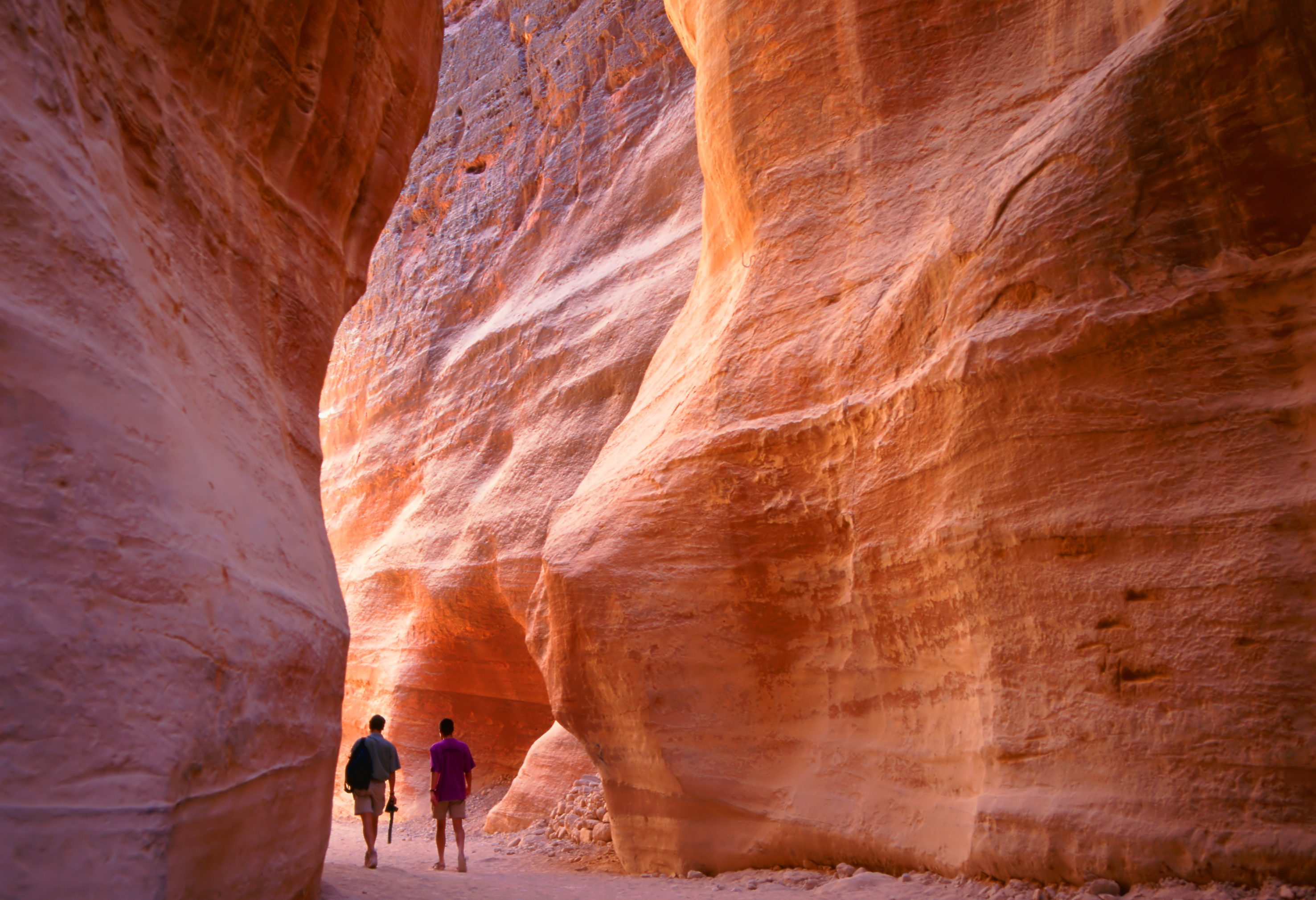 Wandelen door de Siq naar het Schathuis van de Farao in Petra in Jordanië