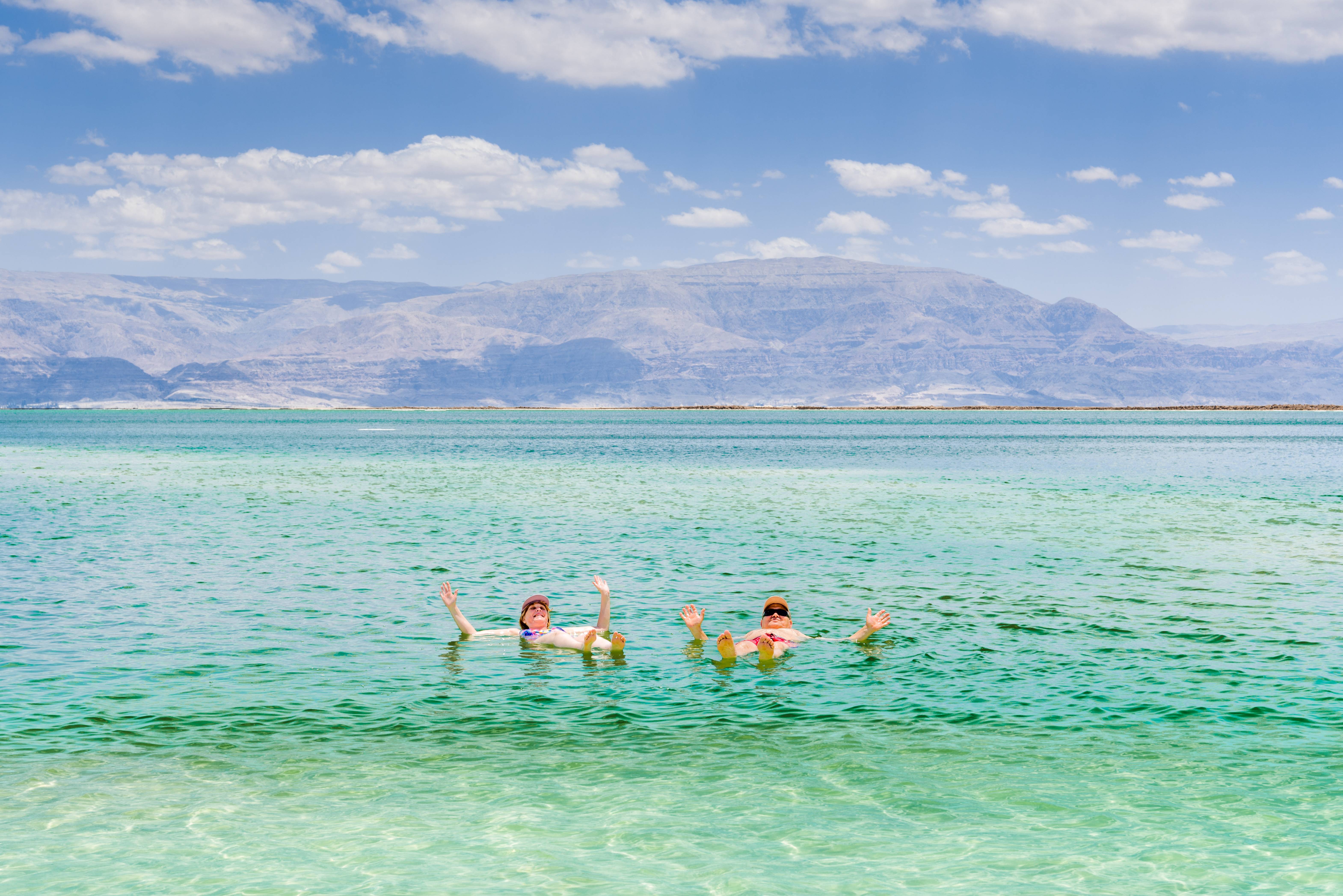 Drijven in de Dode Zee in Jordanië