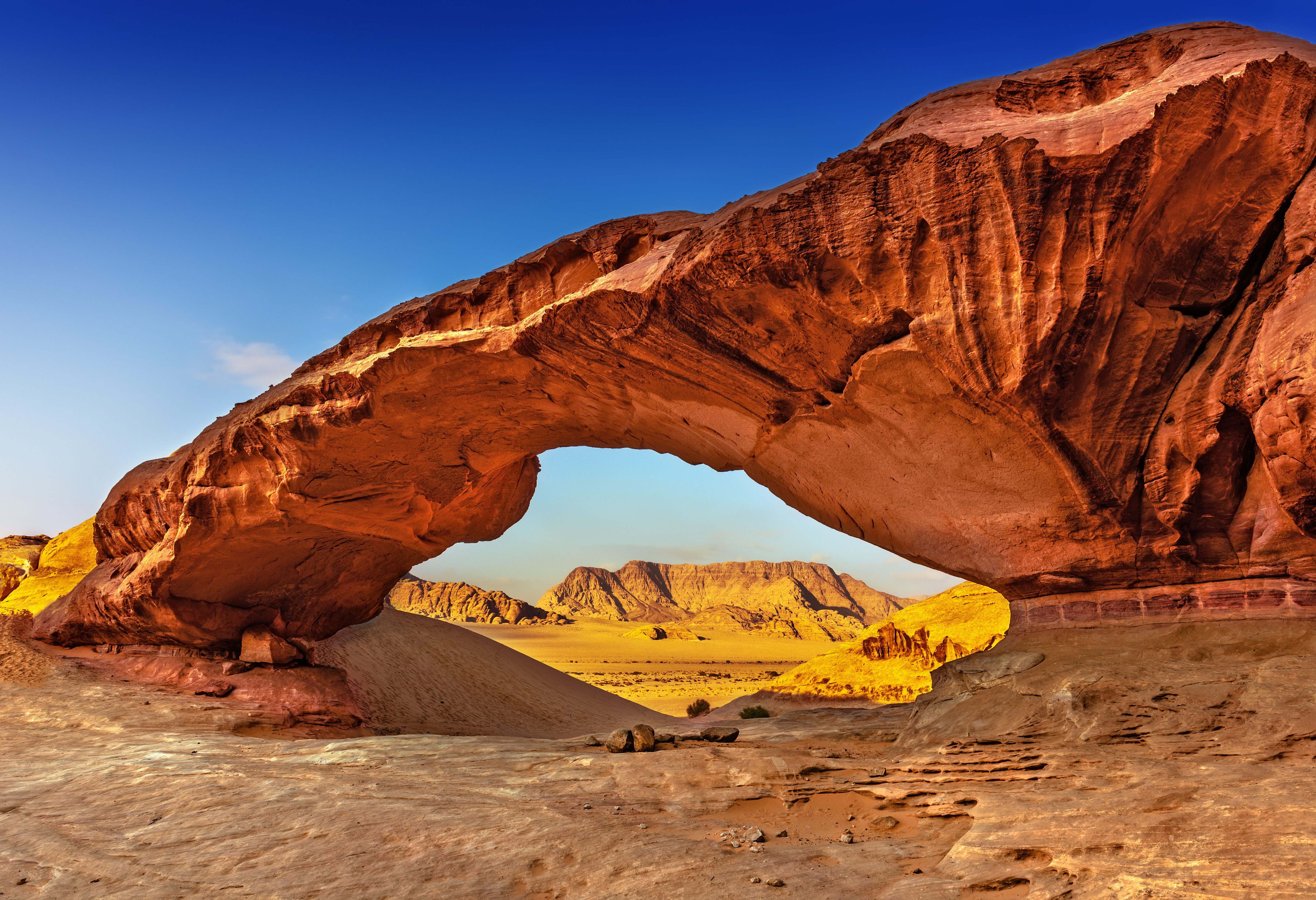 Natuurlijke rotsbrug in de Wadi Rum woestijn in Jordanië