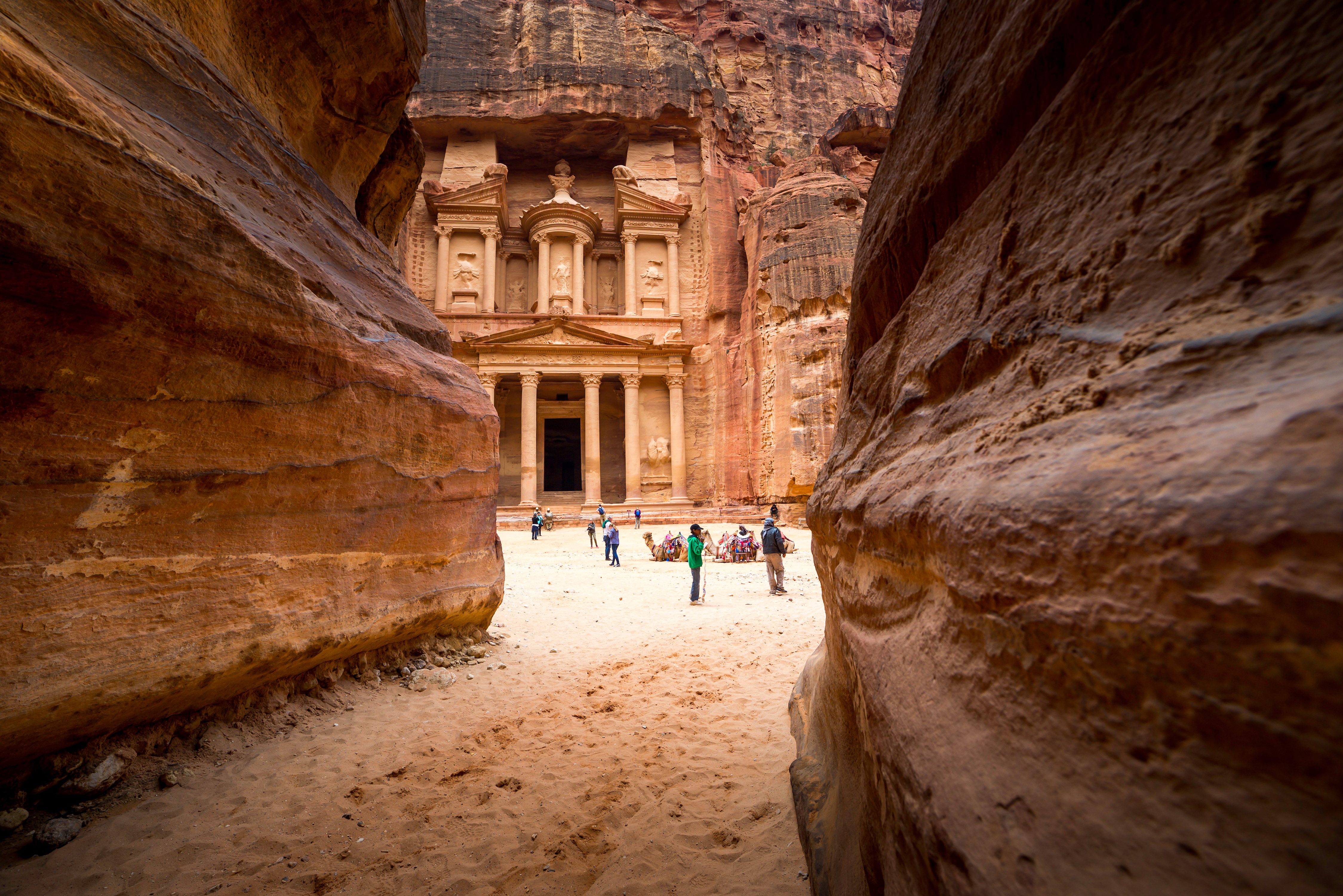 De Siq komt uit bij het Schathuis van de Farao in Petra in Jordanië
