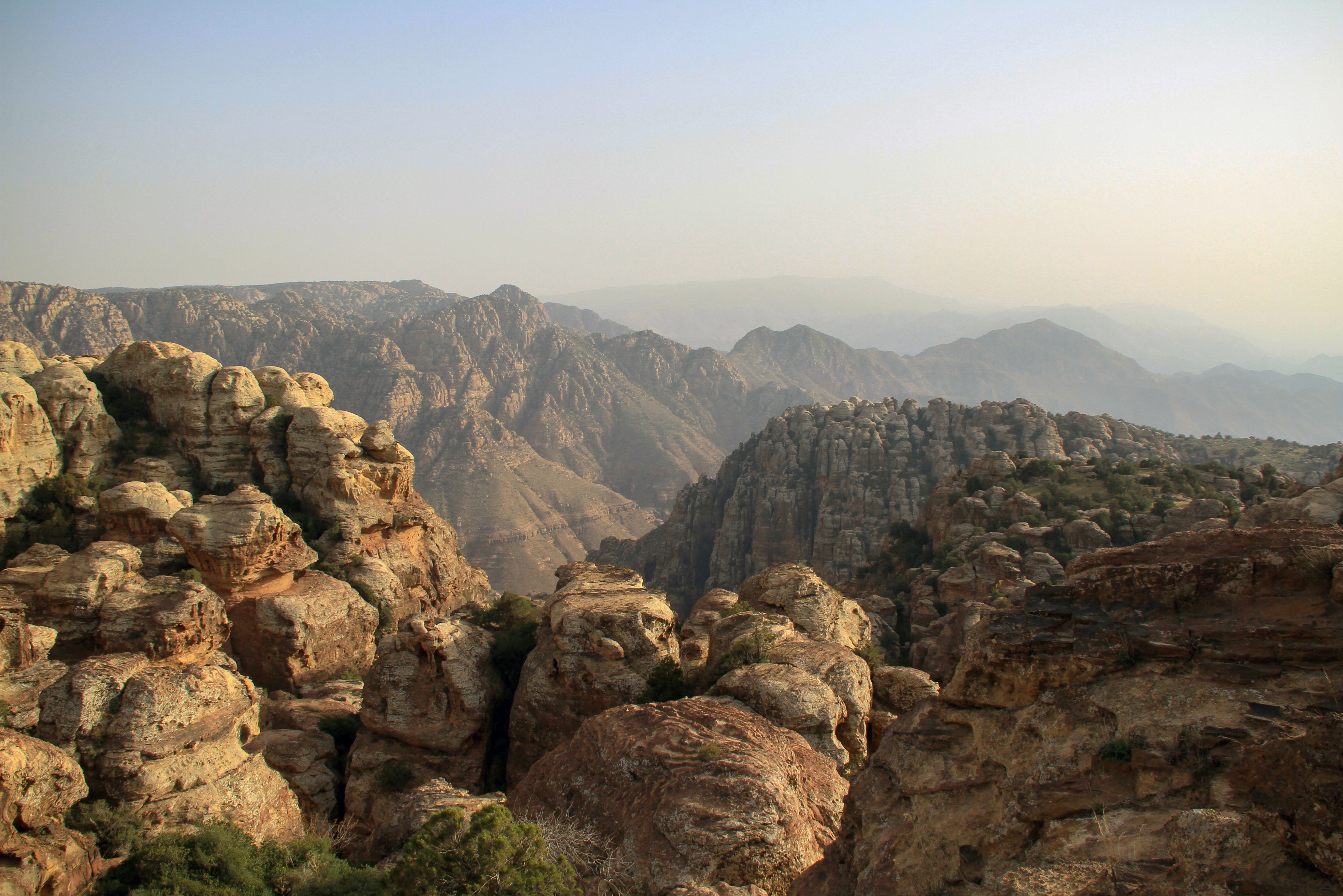 Uitzicht over het berglandschap in het Dana Biosphere Reserve in Jordanië