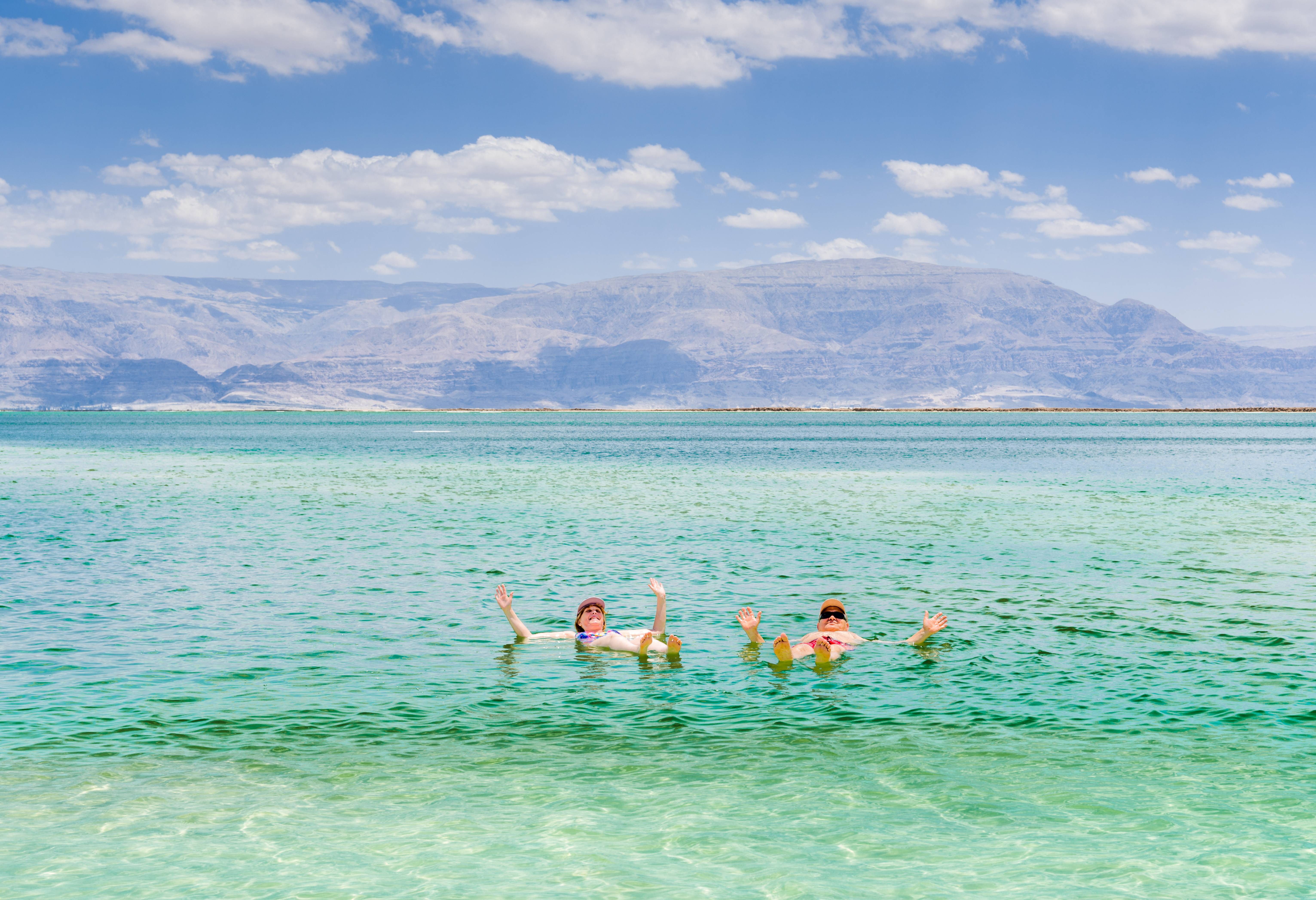 Drijven in het zoute water van de Dode Zee in Jordanië