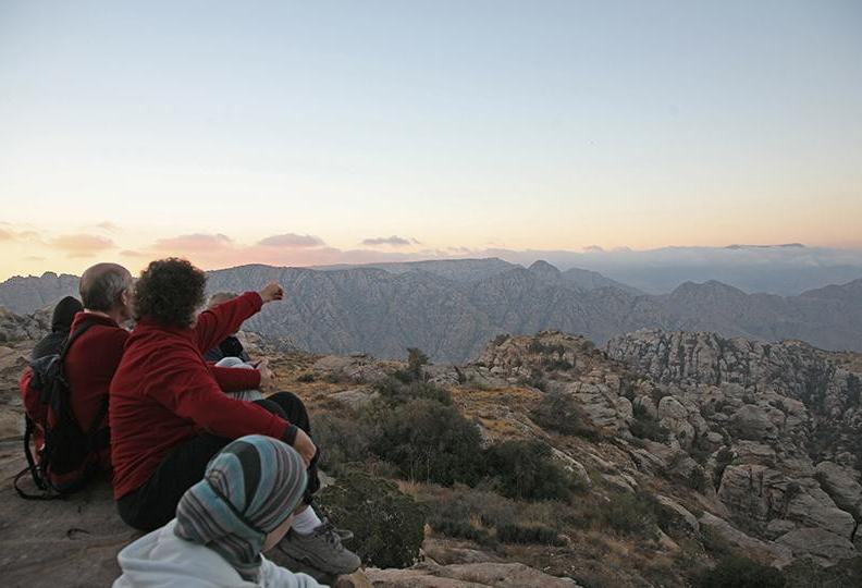 Genieten van het uitzicht in het Dana Biosphere Reserve in Jordanië
