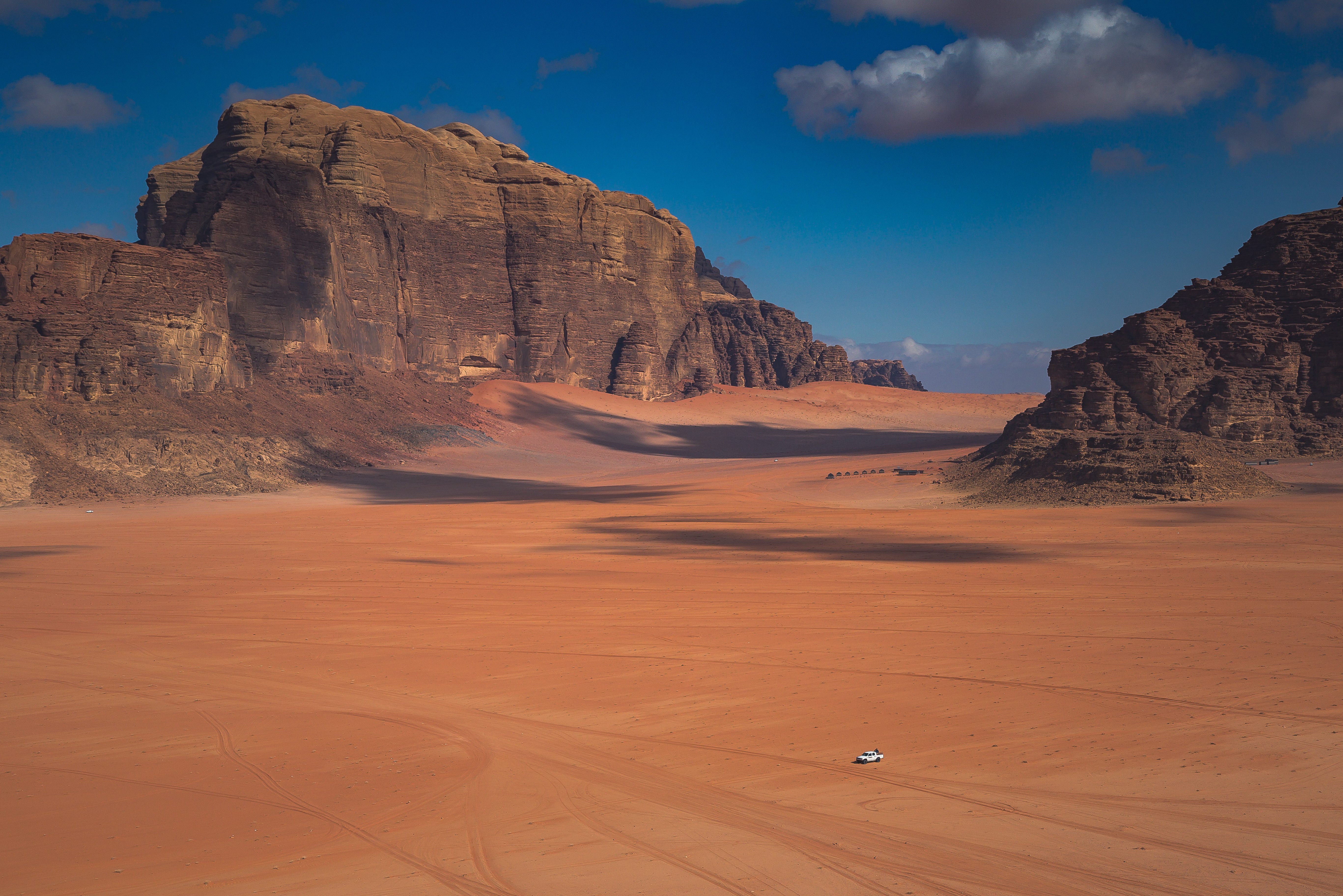 Uitgestrekt woestijnlandschap in de Wadi Rum woestijn in Jordanië