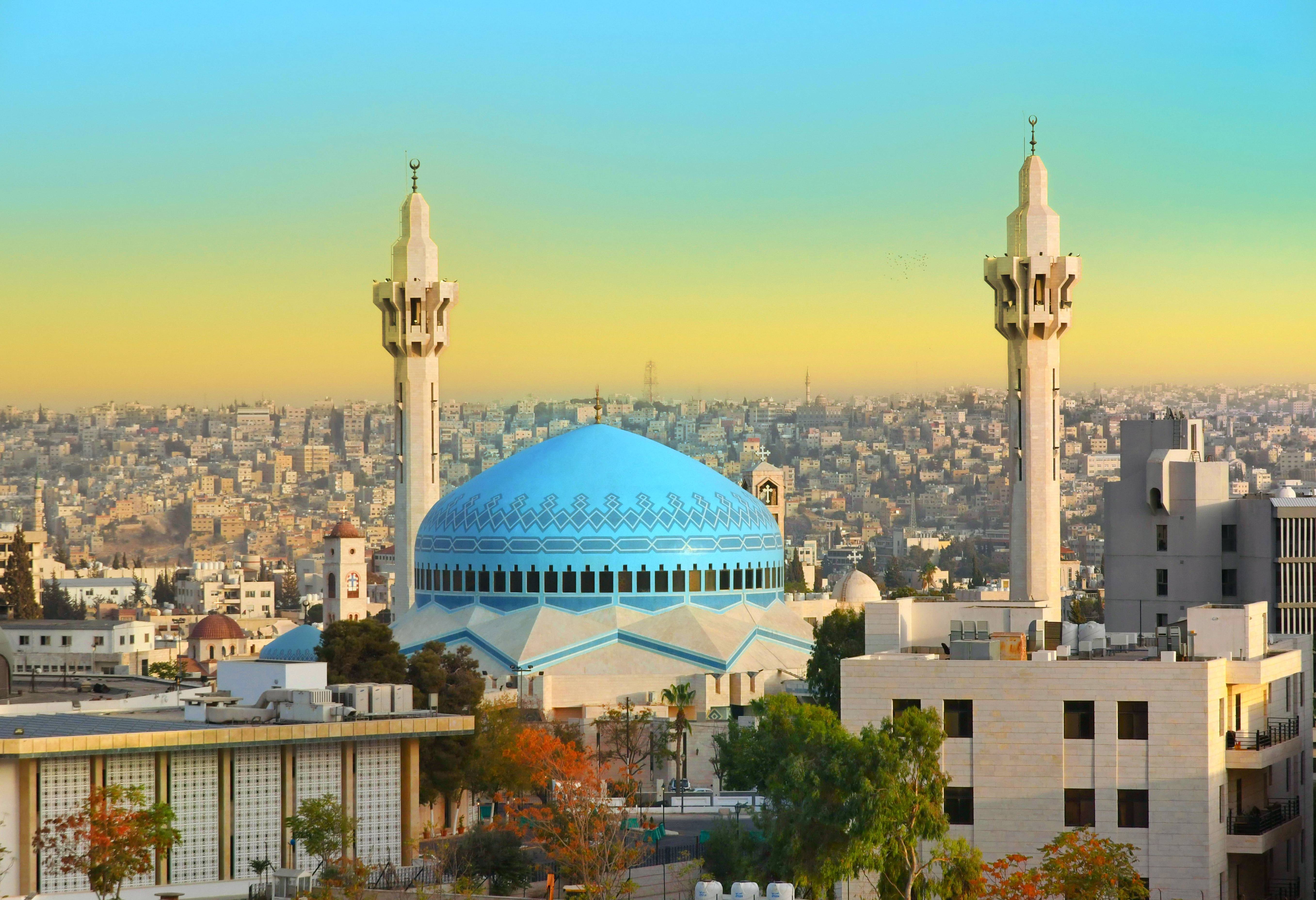 King Abdullah moskee met de skyline van Amman in Jordanië