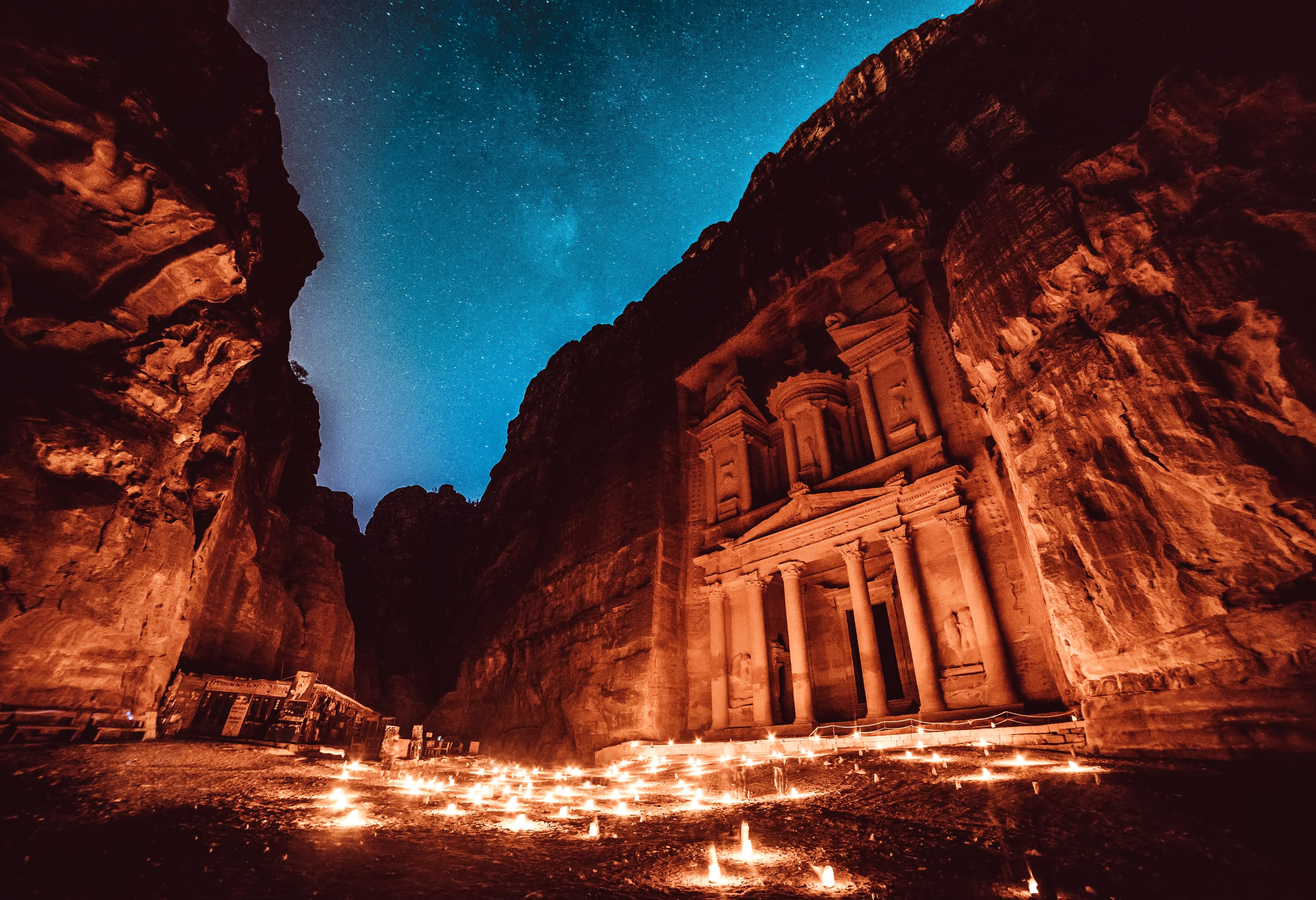 Petra by night bij het Schathuis van de Farao in Jordanië