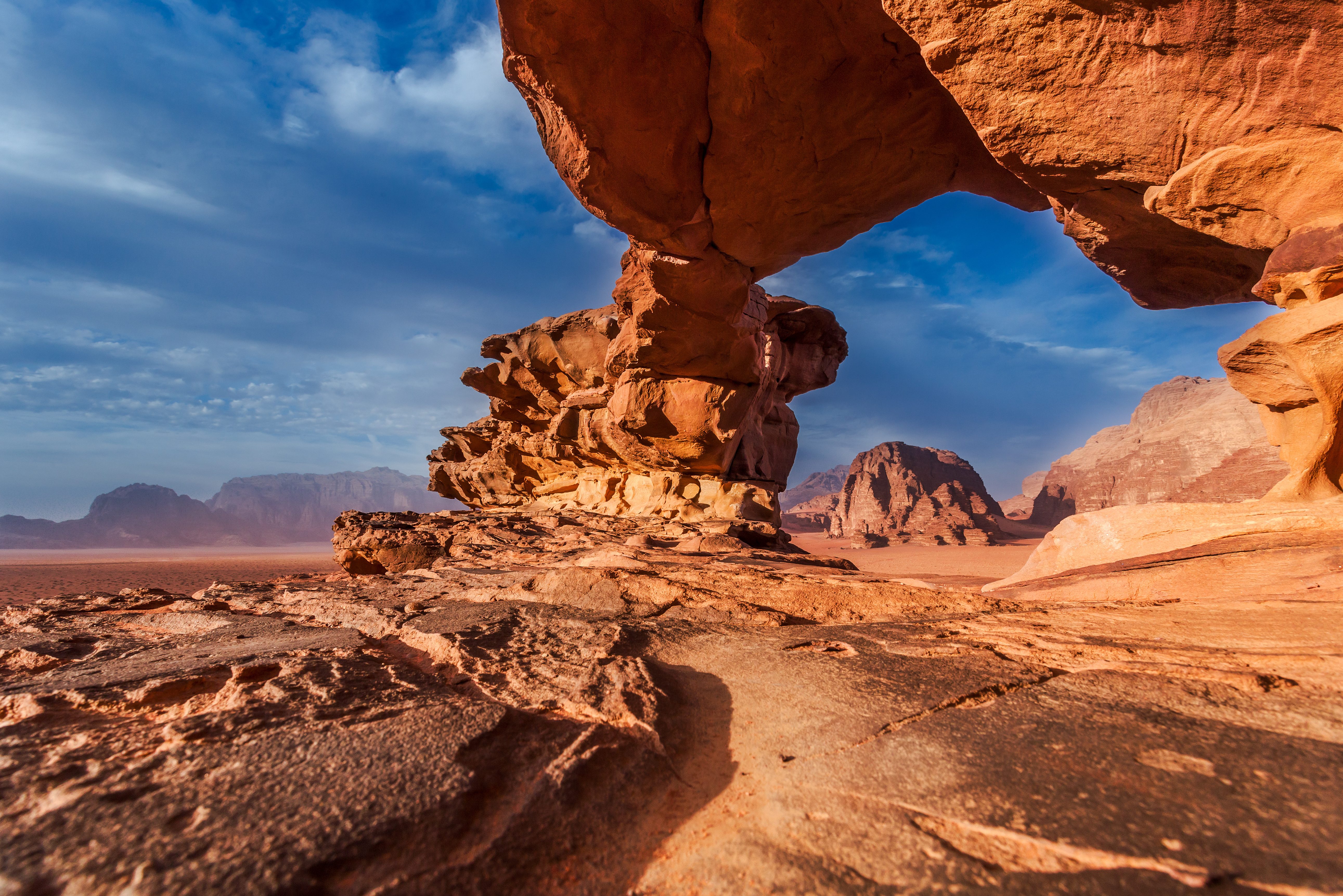 Natuurlijke rotsbrug in de Wadi Rum woestijn in Jordanië