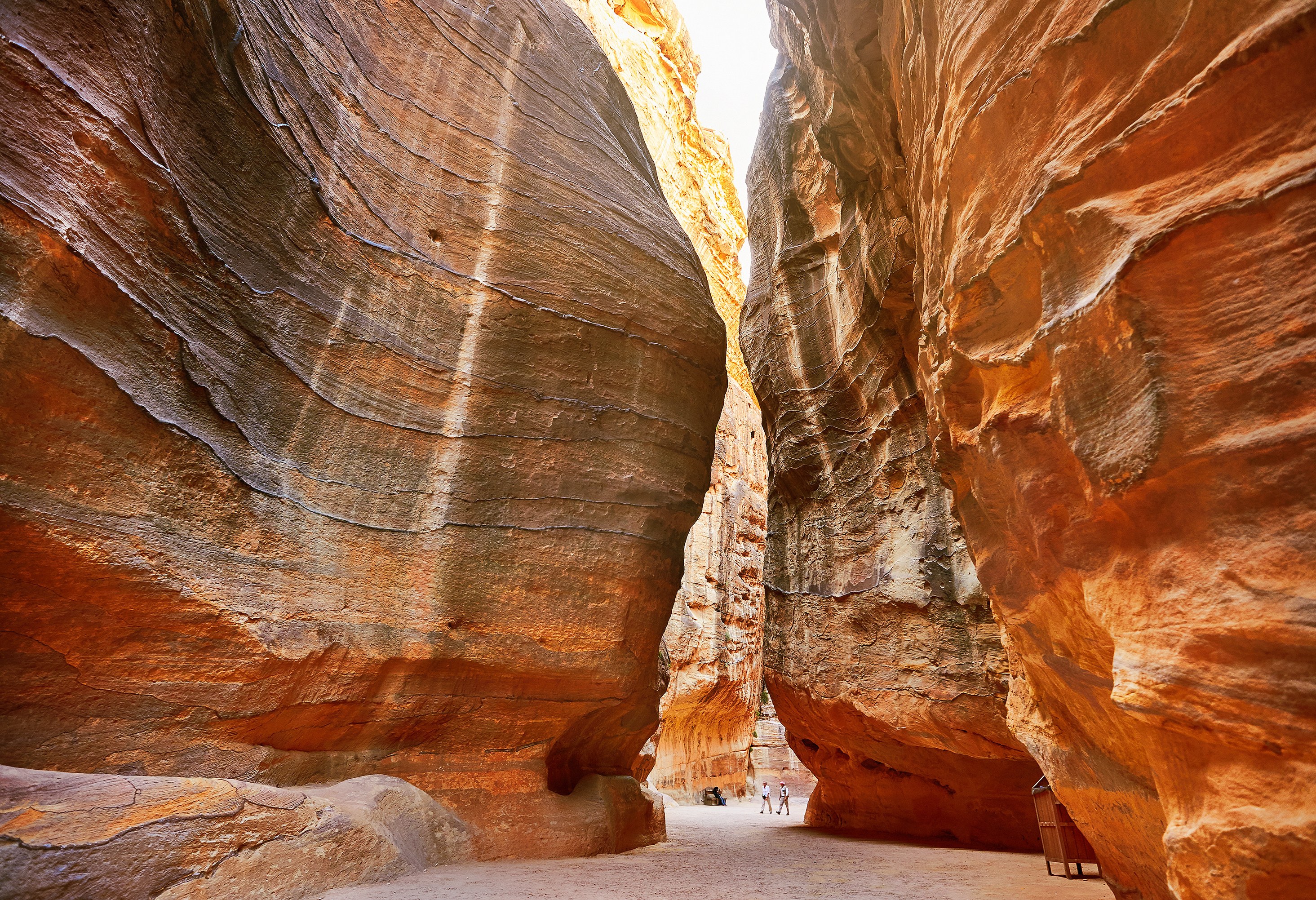 Wandelen door de Siq naar Petra in Jordanië