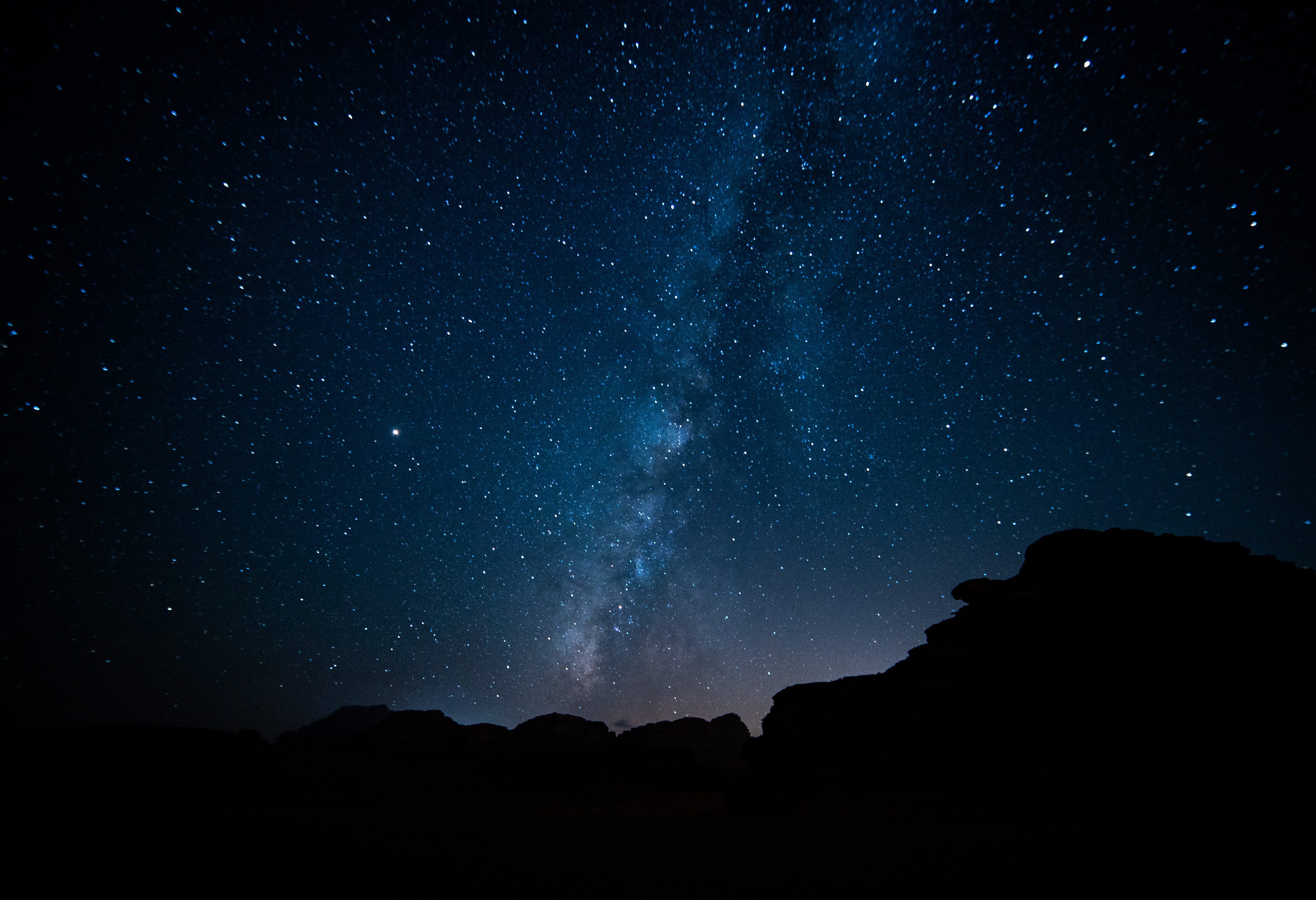 Flonkerende sterrenhemel boven Wadi Rum in Jordanië