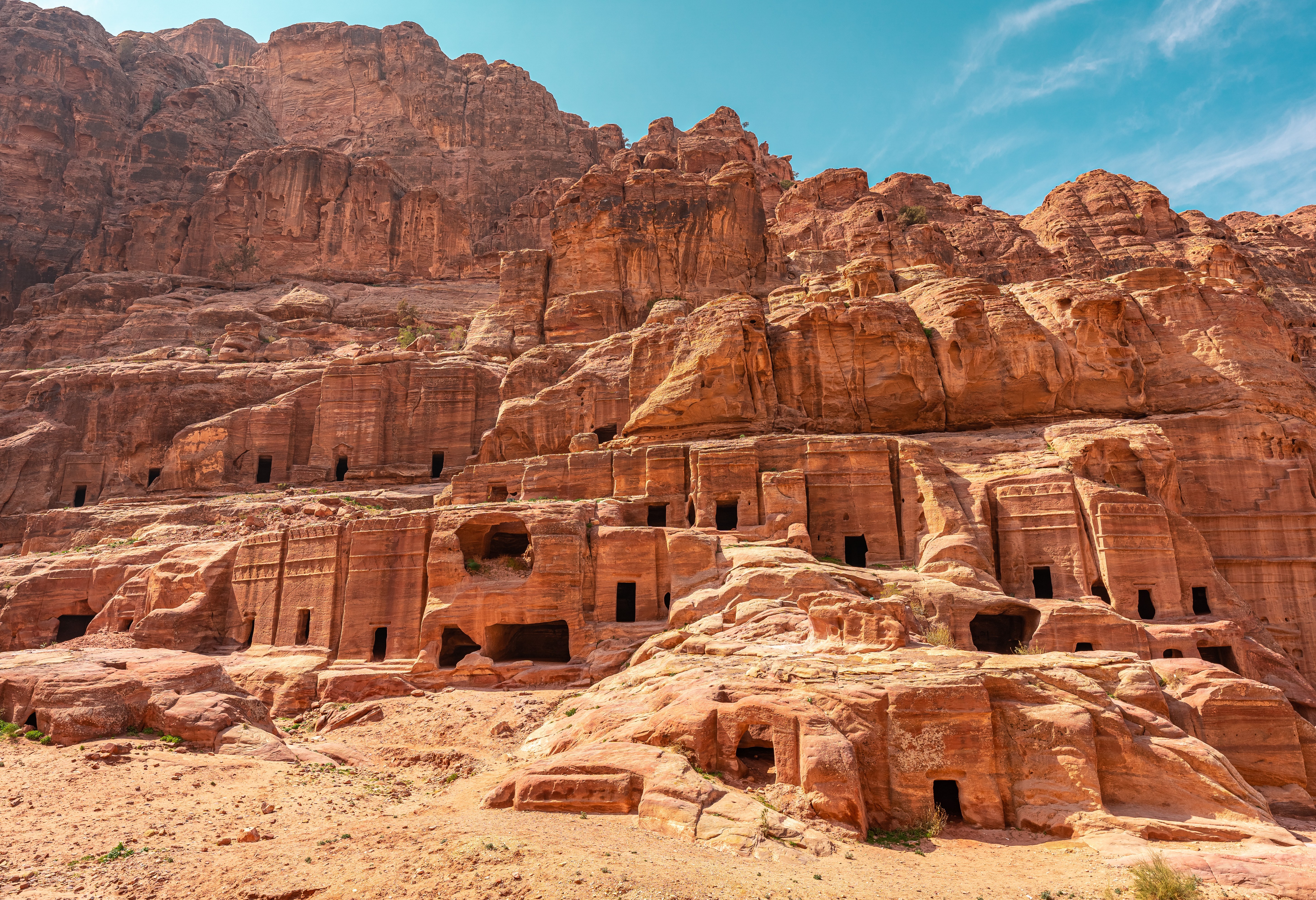 Straat der facaden in Petra in Jordanië