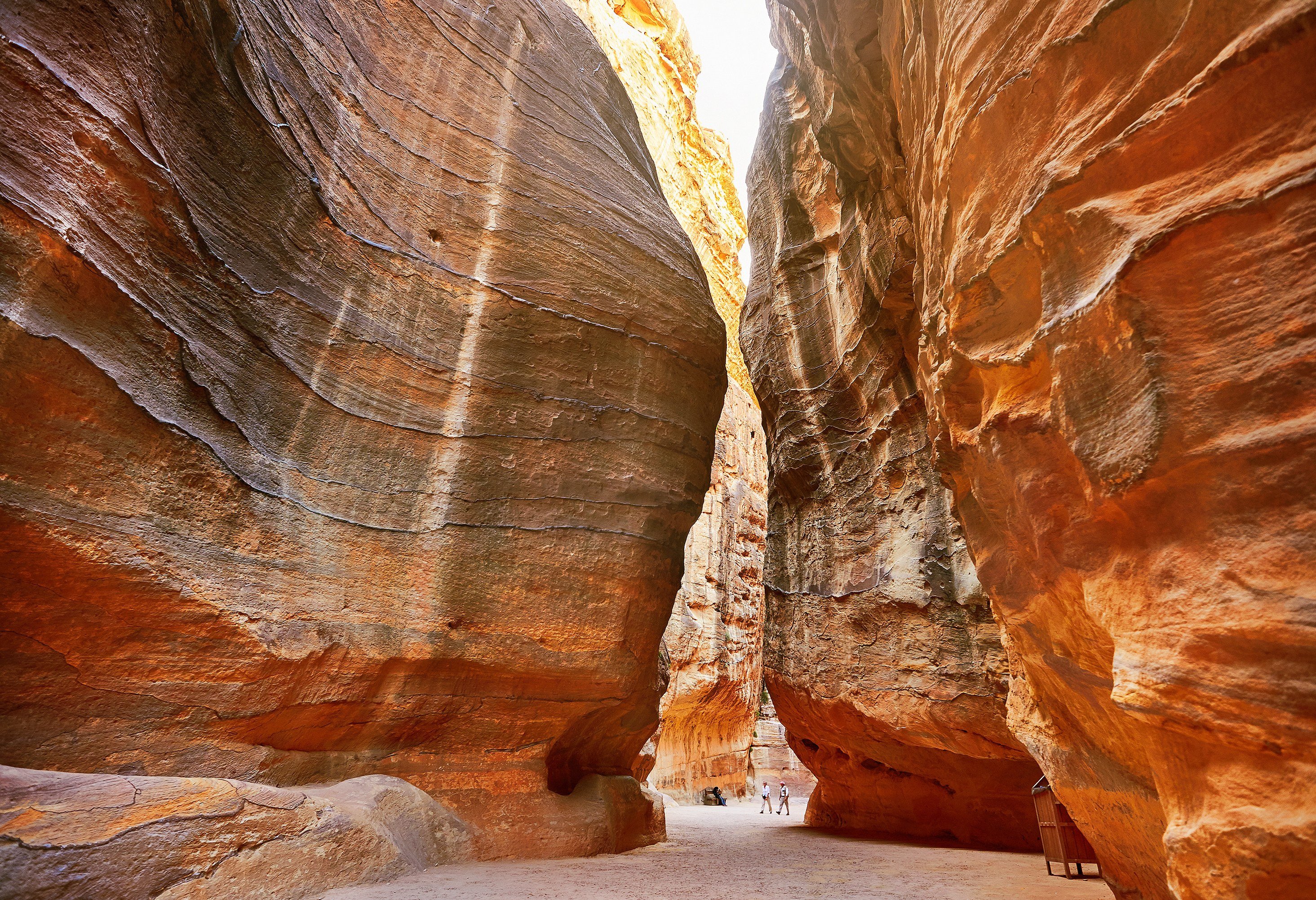 Wandelen door de Siq naar Petra in Jordanië
