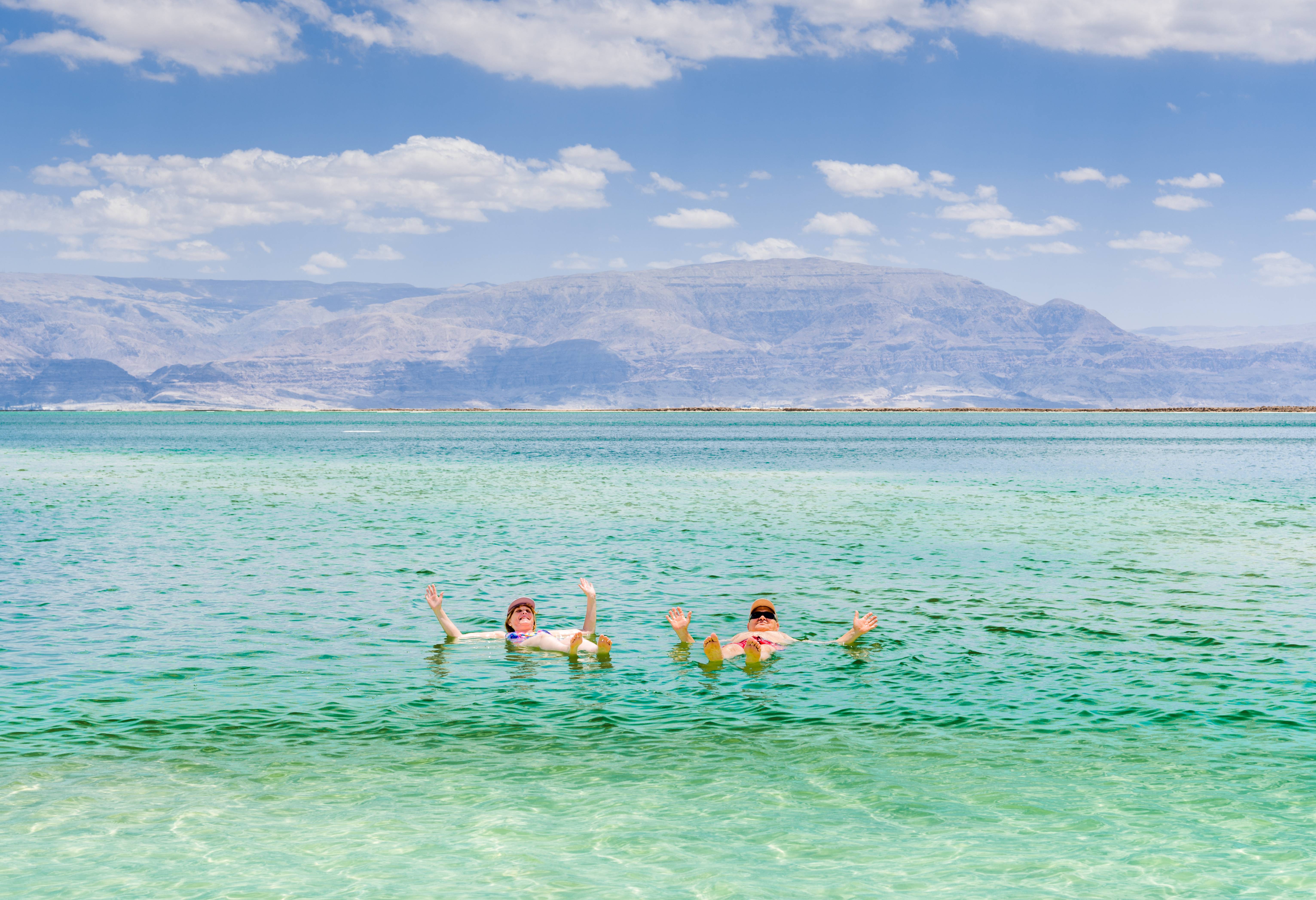 Drijven in de Dode Zee in Jordanië