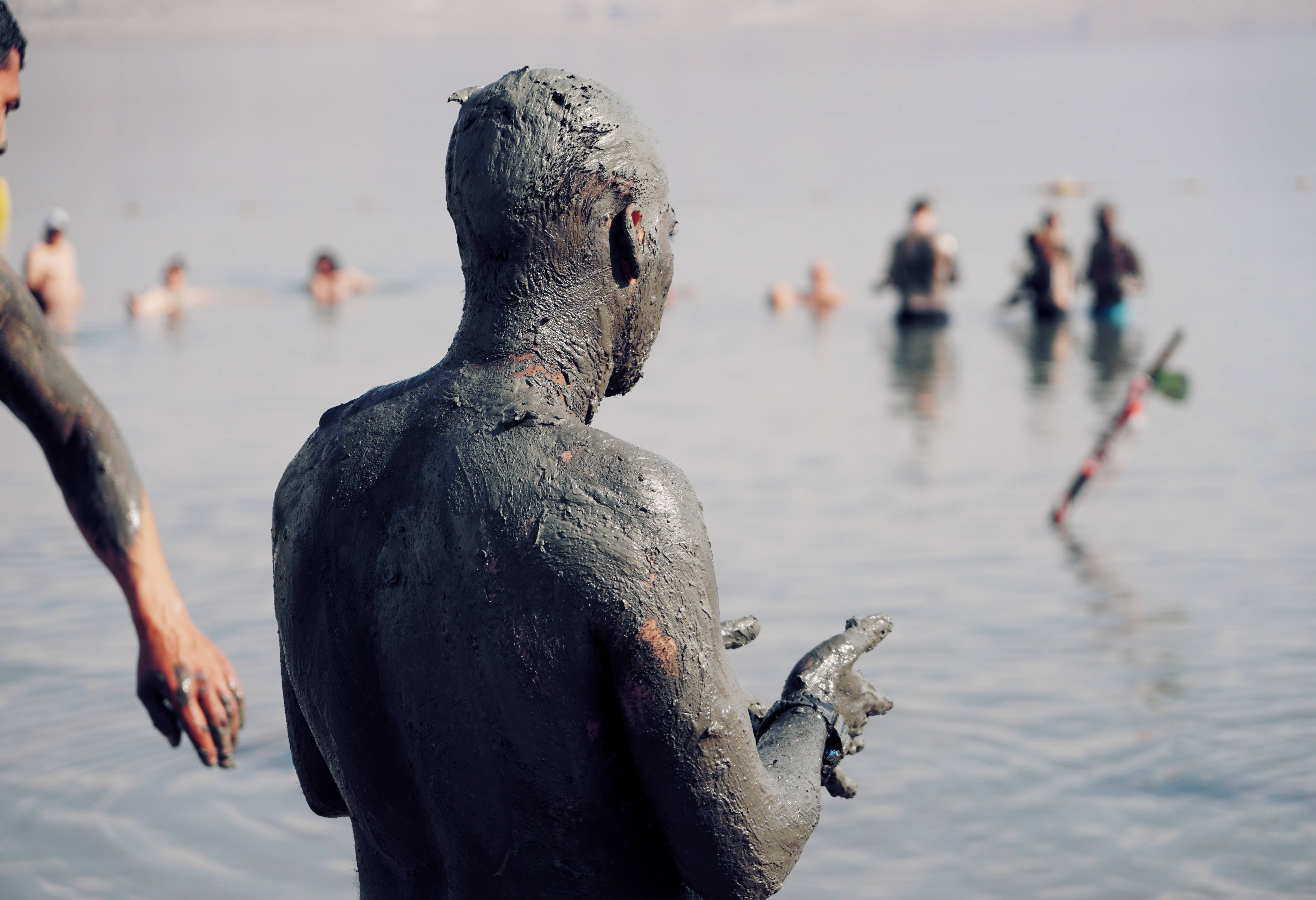 Insmeren met modder bij de Dode Zee in Jordanië