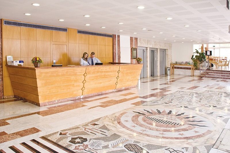 Lobby van Grand Beach Hotel in Tel Aviv in Israël