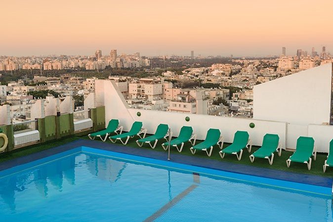 Zwembad bij Grand Beach Hotel in Tel Aviv