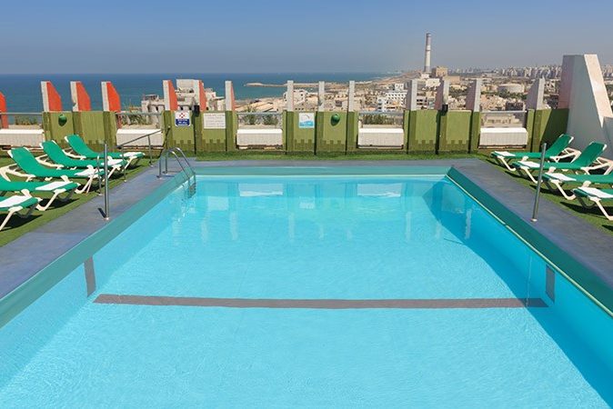Zwembad bij Grand Beach Hotel in Tel Aviv in Israël