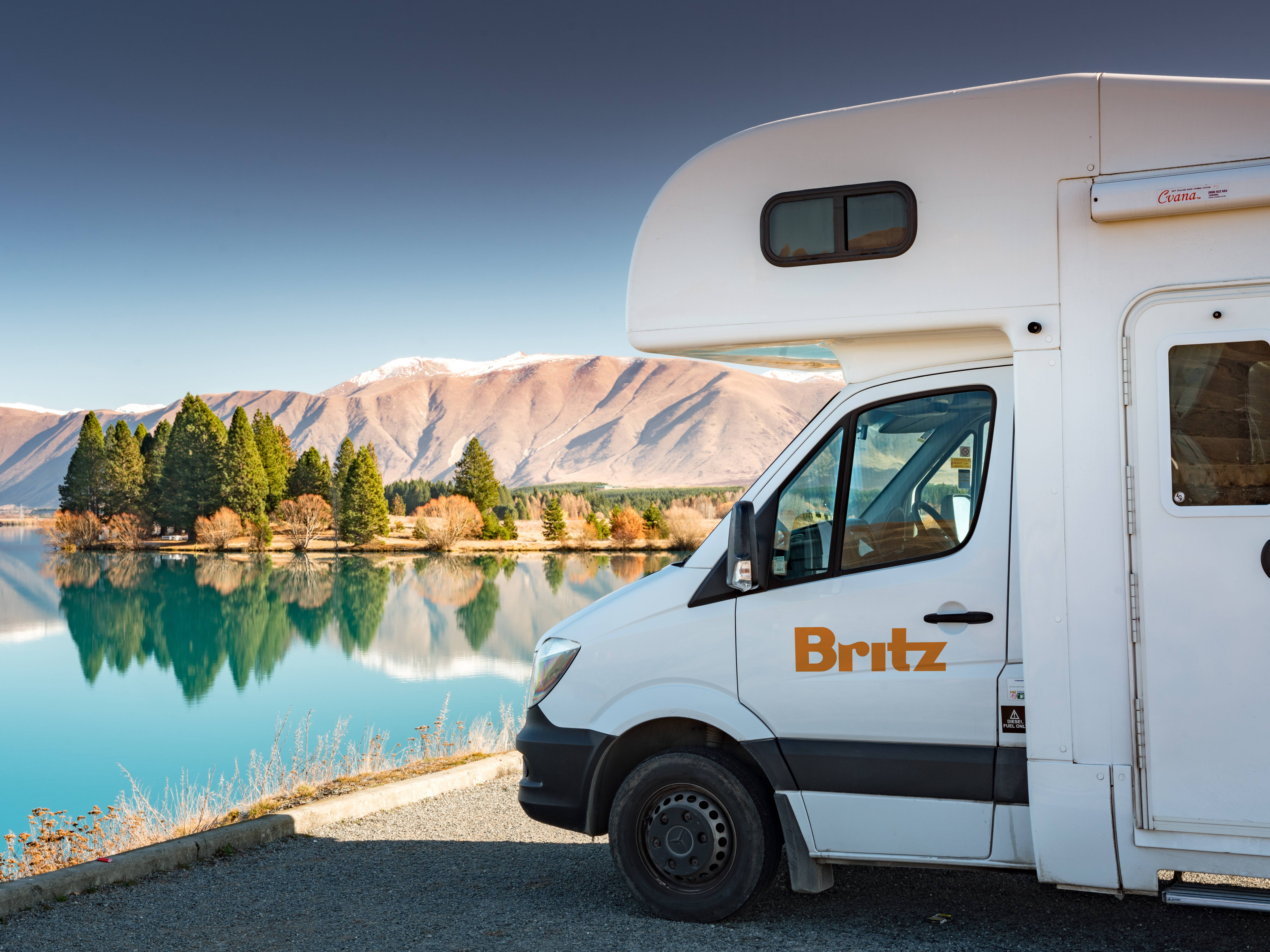 Frontier camper van Britz aan een meer in Nieuw-Zeeland