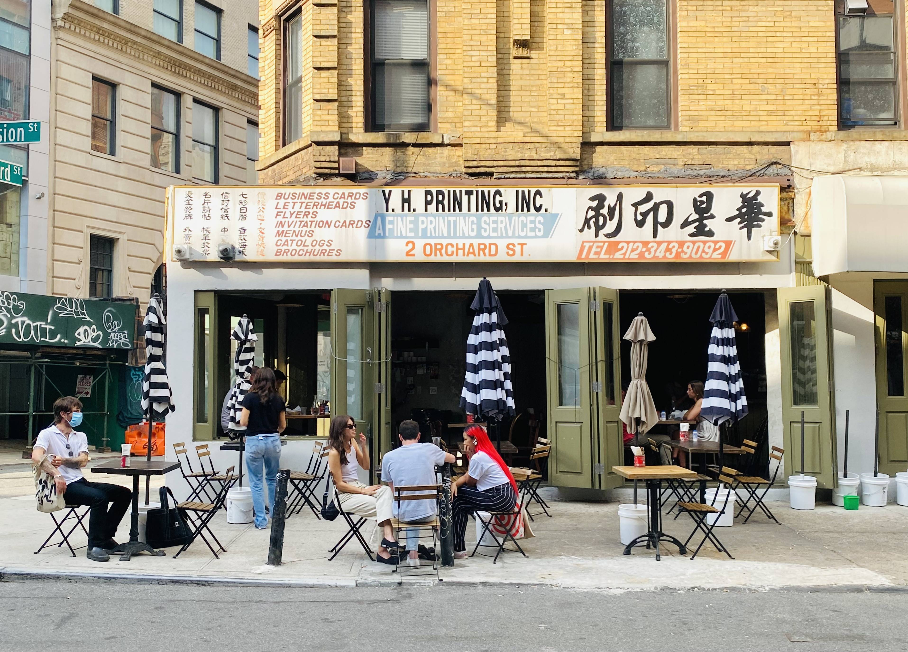 Pak een lekker terrasje bij Kiki's in New York, Amerika