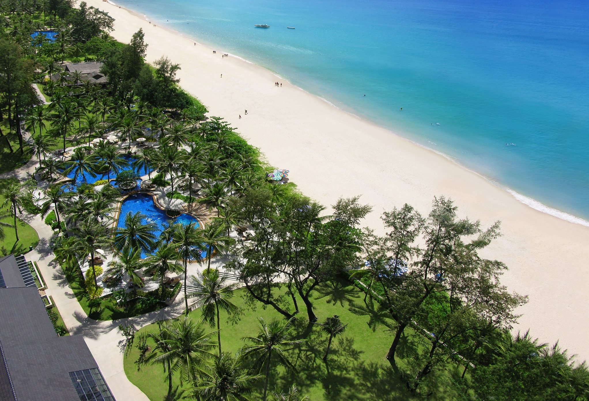 Strand en overzicht van Katathani Phuket Beach Resort in Thailand