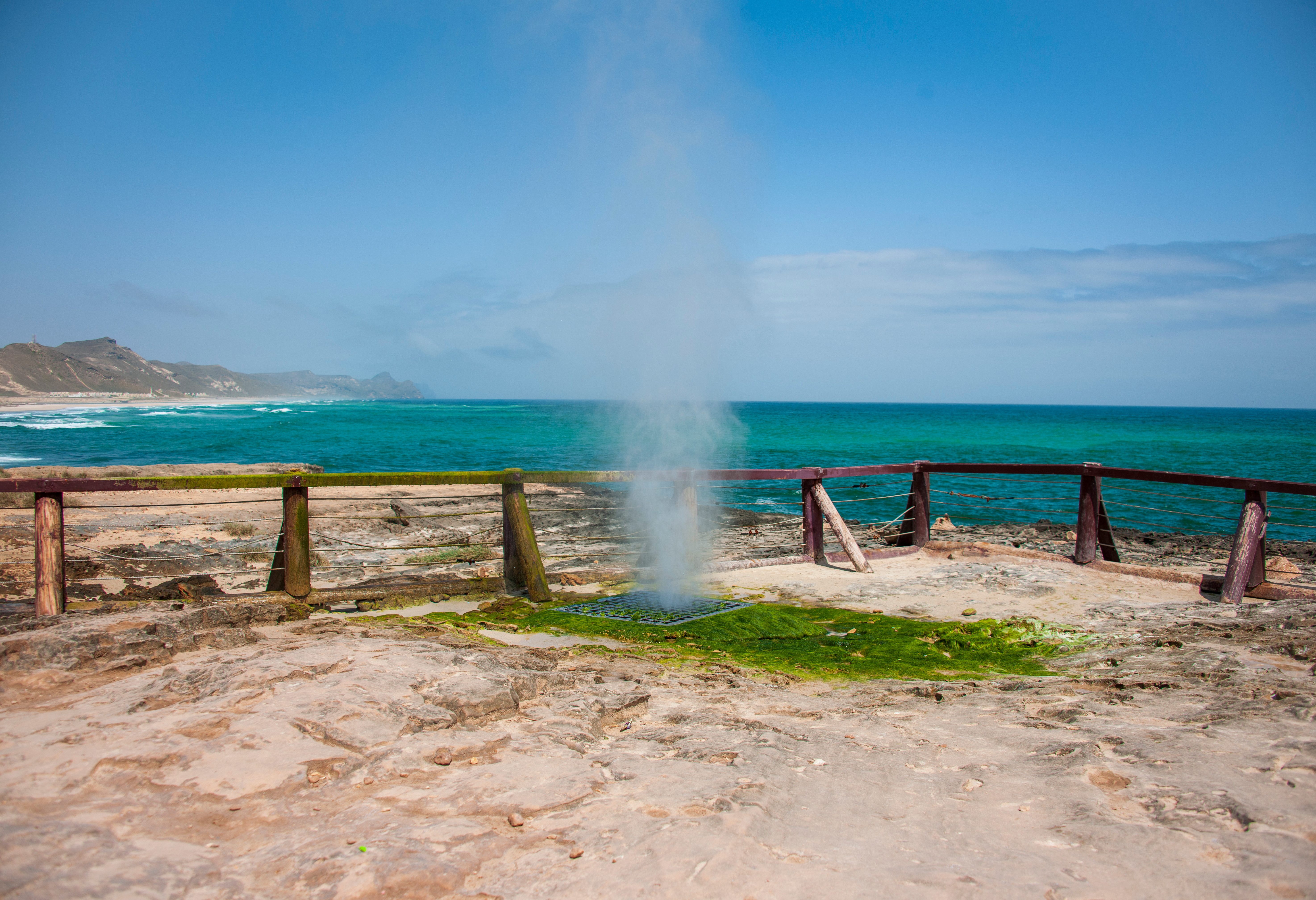 oman-salalah-mughsail-strand-blowhole