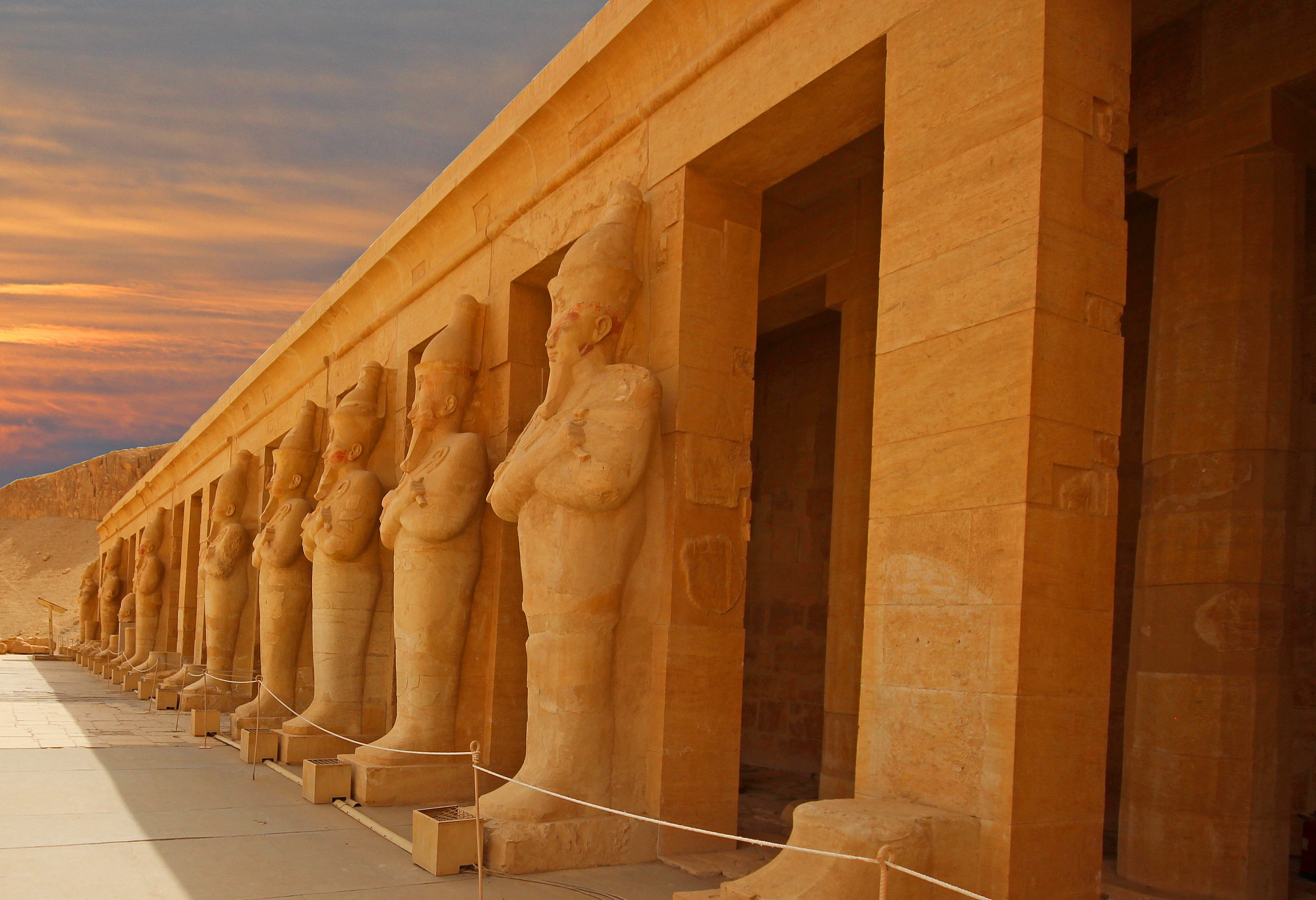 Zonsondergang bij de Vallei der Koningen bij Luxor in Egypte