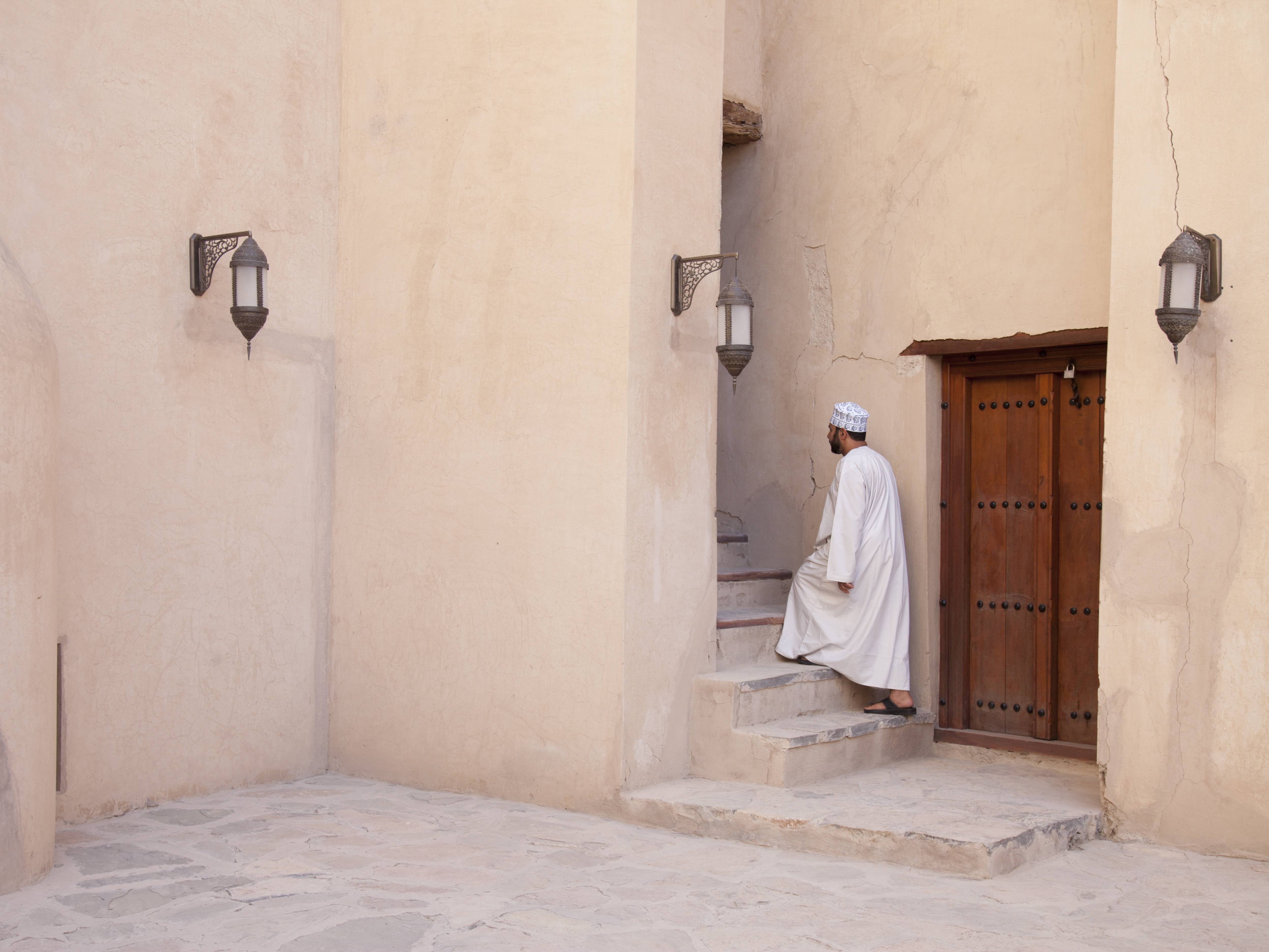 Een Omani bij het Fort van Nizwa, Oman