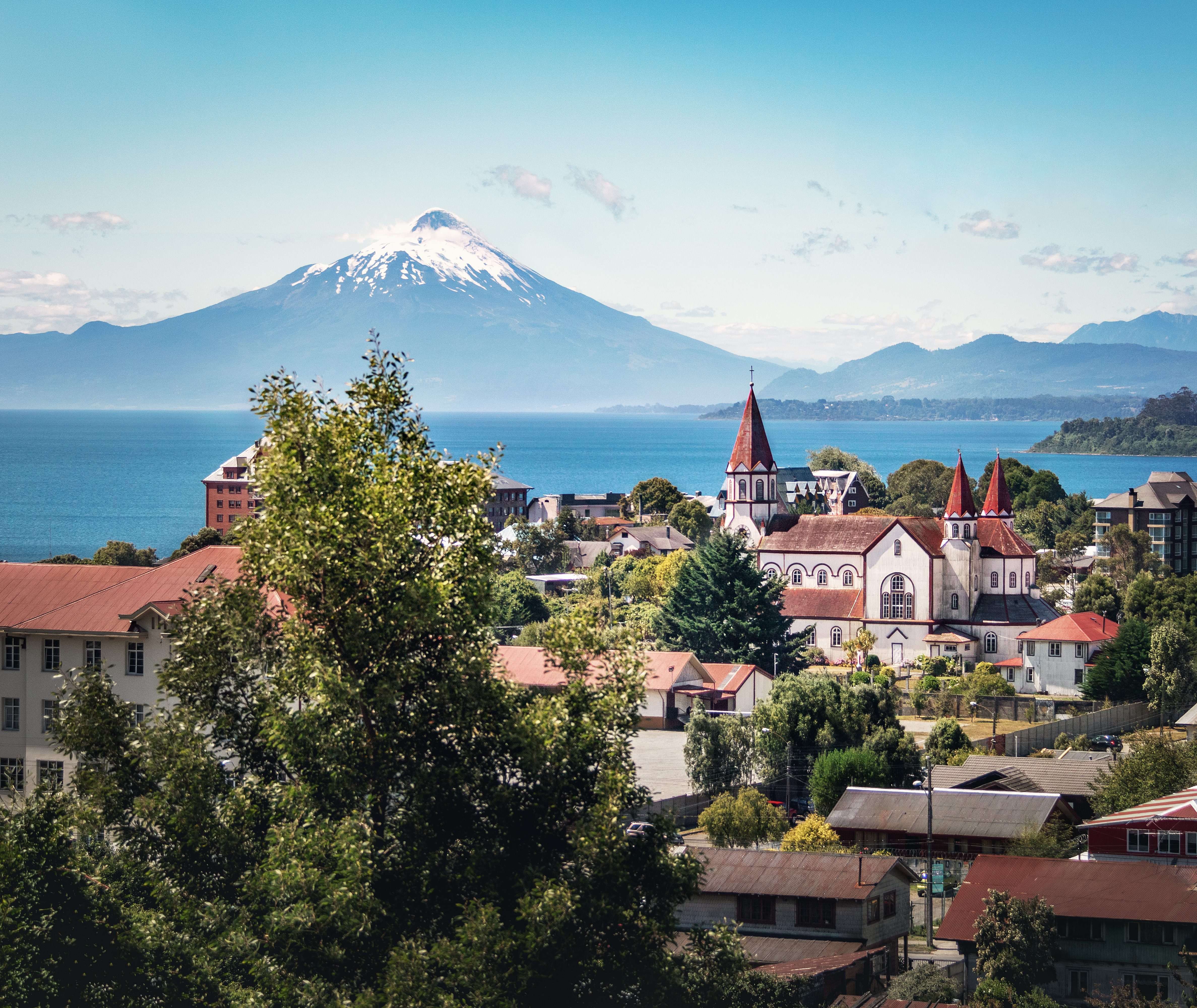 Het kerkje van Puerto Varas met daarachter de berg en meer, Chili