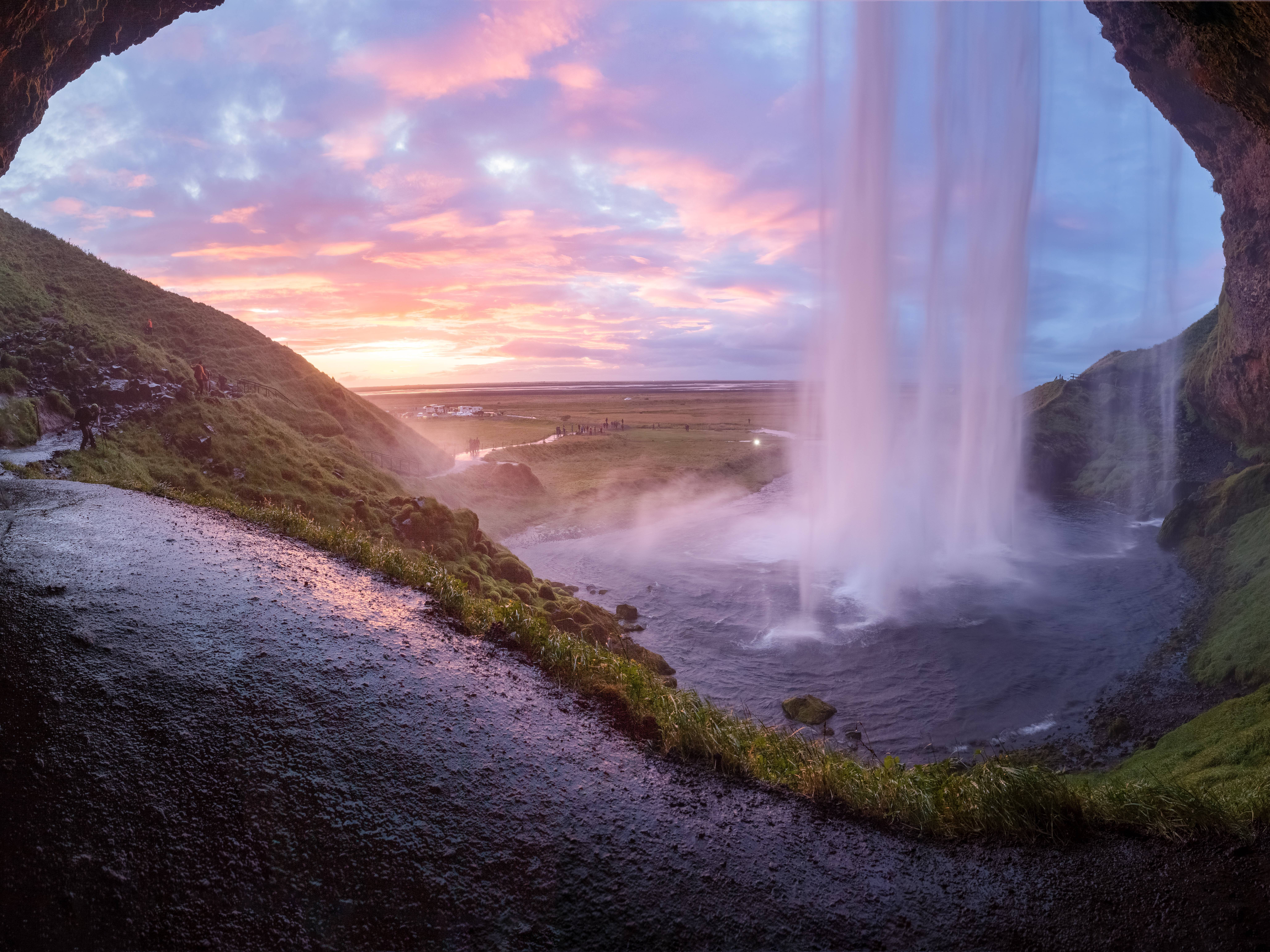 De achterkant van de Seljalandfoss waterval in IJsland