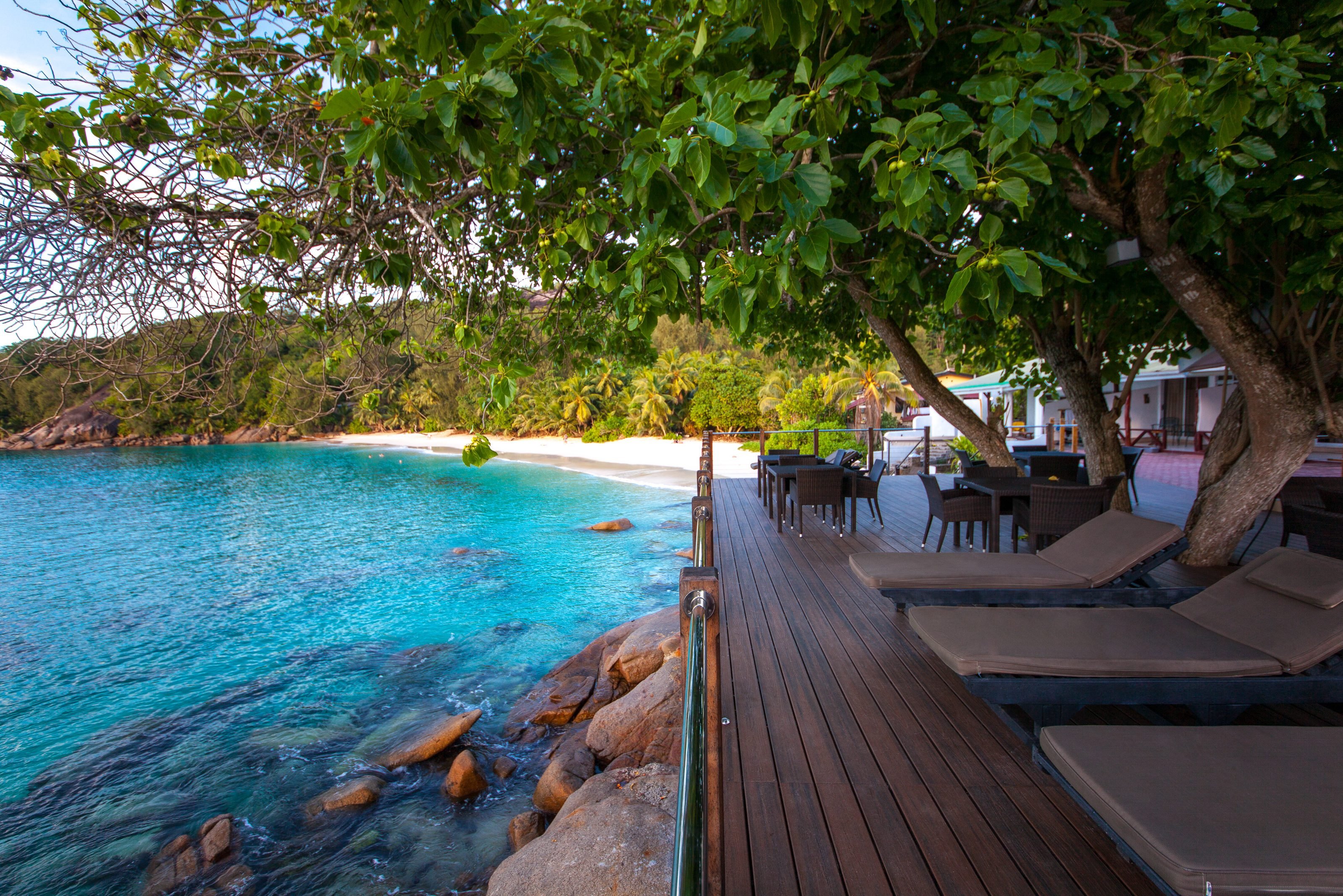 Dek van het Anse Soleil Beachcomber op Mahé in de Seychellen