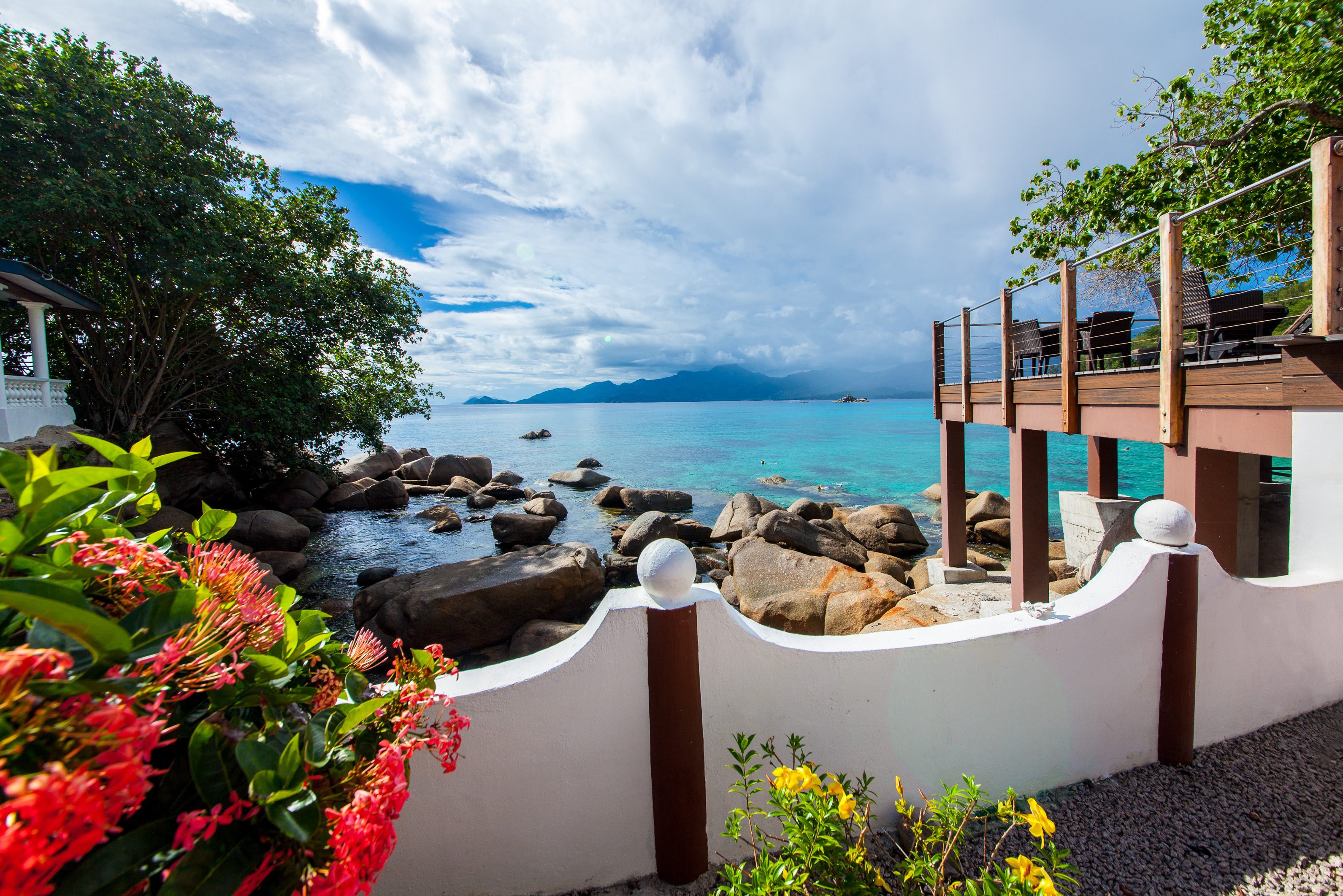 Uitzicht vanuit de Superior kamers van Anse Soleil Beachcomber op Mahé in de Seychellen