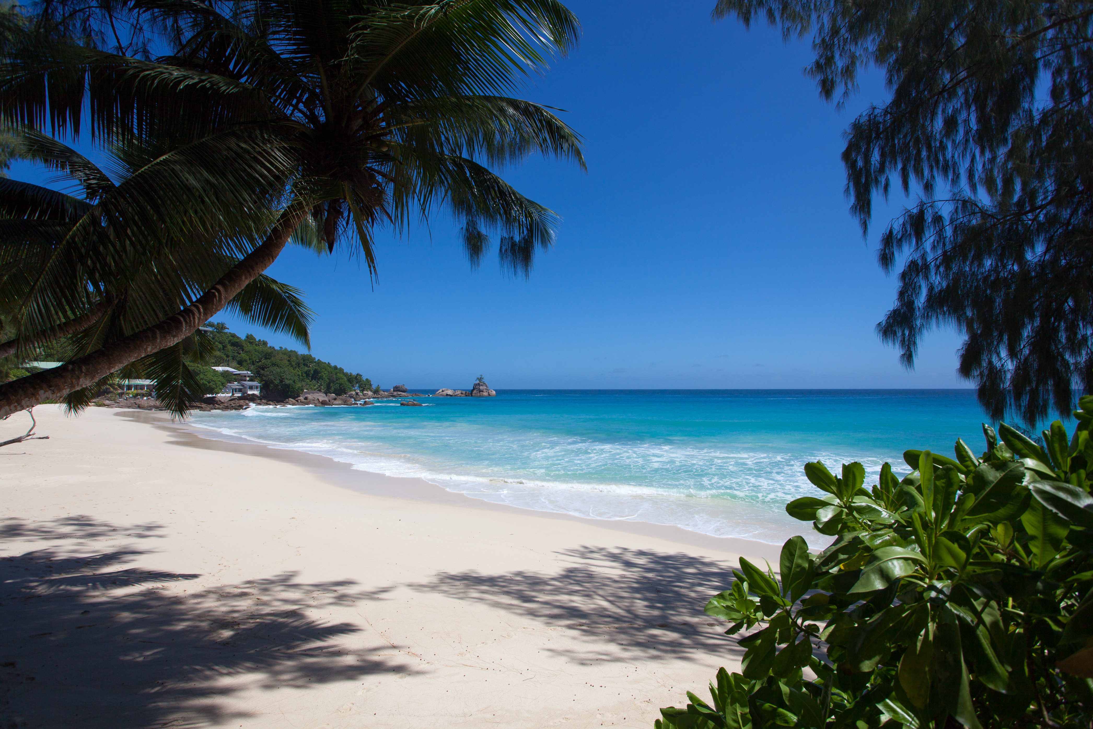 Strand naast Anse Soleil Beachcomber op Mahé in de Seychellen