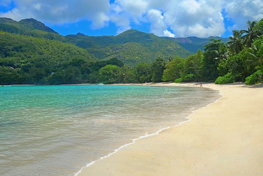 Het noorderstrand van Constance Ephelia Resort op Mahé in de Seychellen