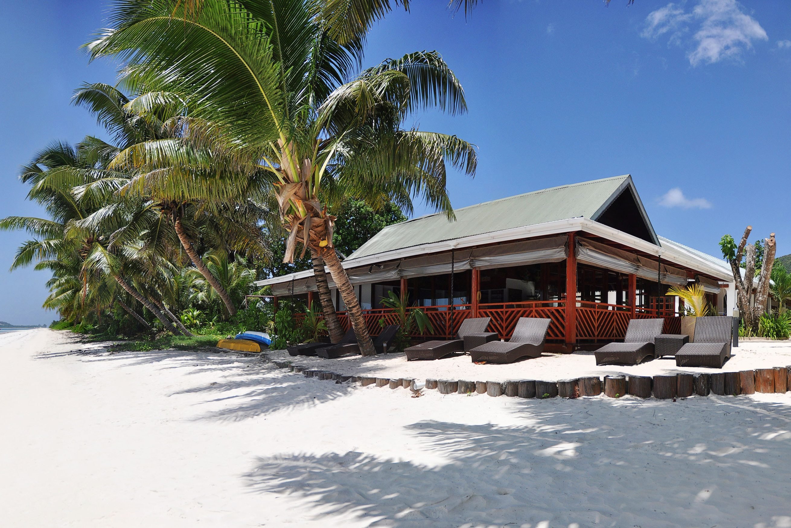 Strand van Villas de Mer op Praslin in de Seychellen