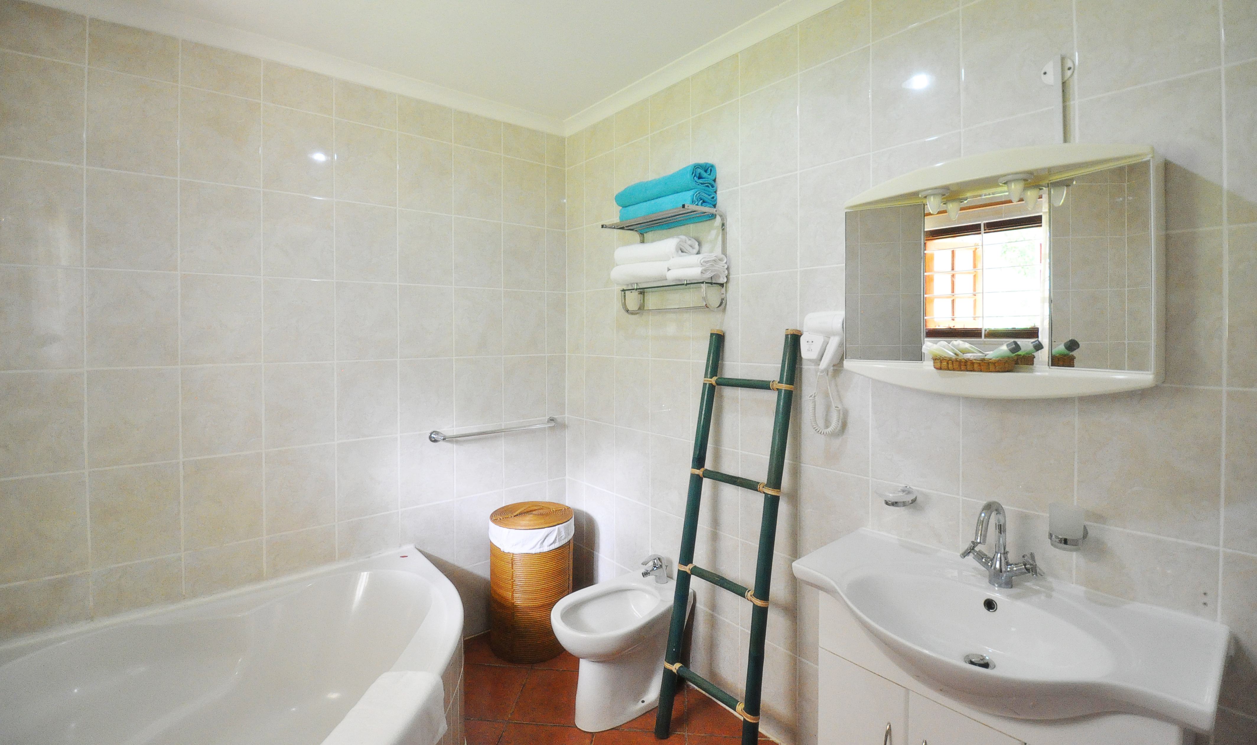 Badkamer van de Superior kamer van Villas de Mer op Praslin in de Seychellen