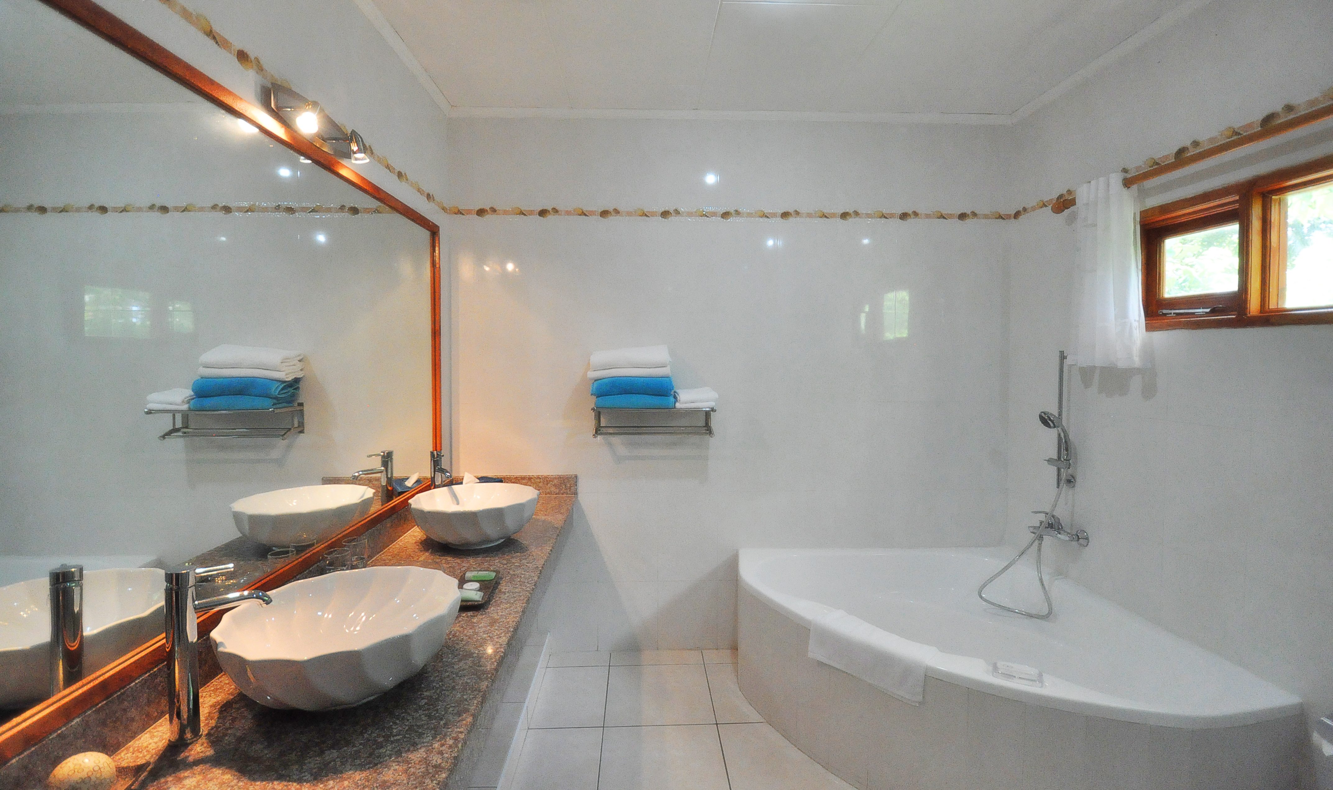 Badkamer van de Junior Suite van Villas de Mer op Praslin in de Seychellen