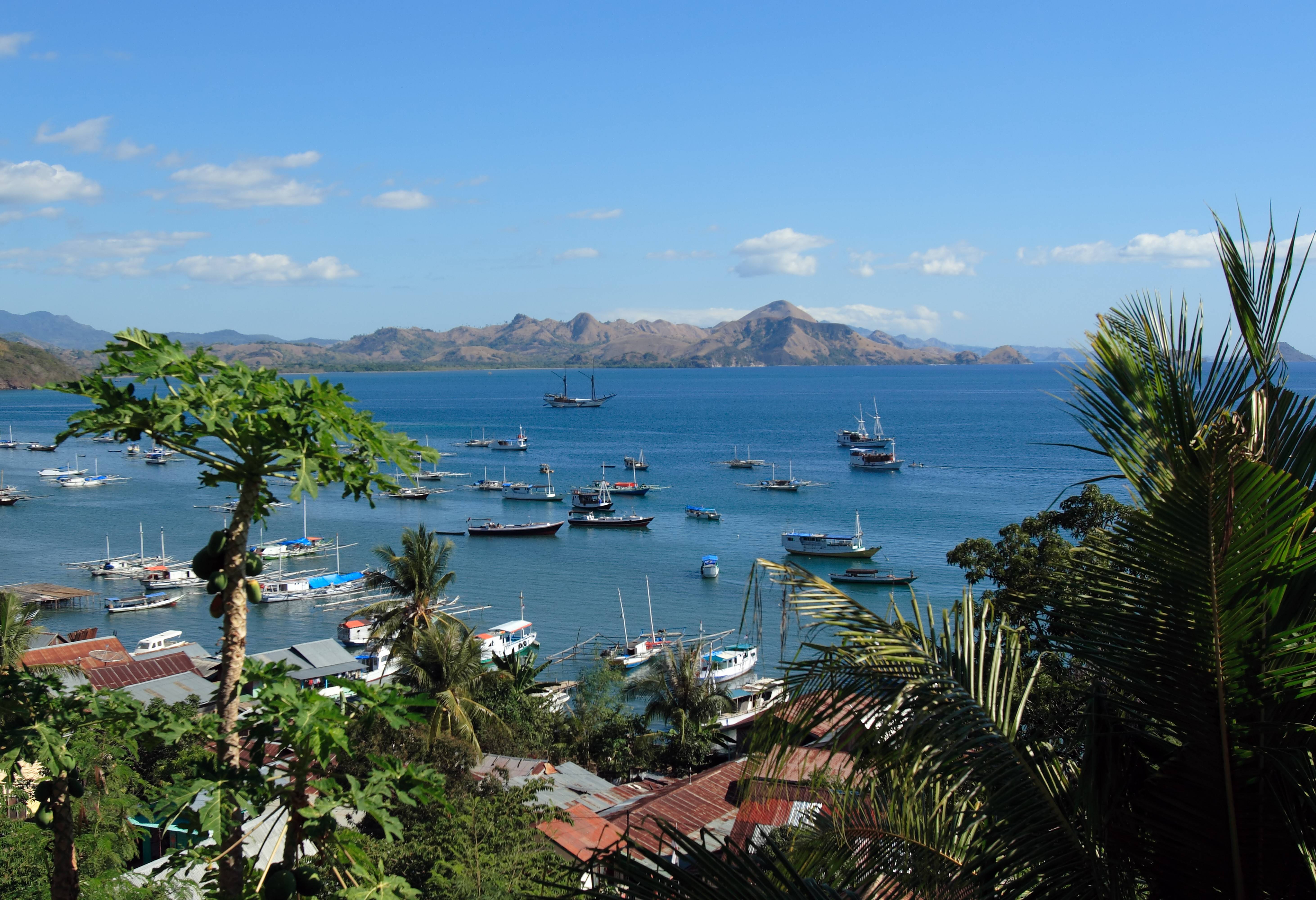 Uitzicht vanaf Labuan Bajo in Indonesie
