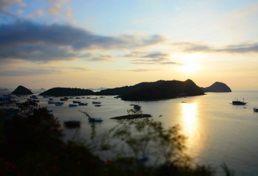 Uitzicht vanaf Labuan Bajo bij zonsondergang in Indonesie