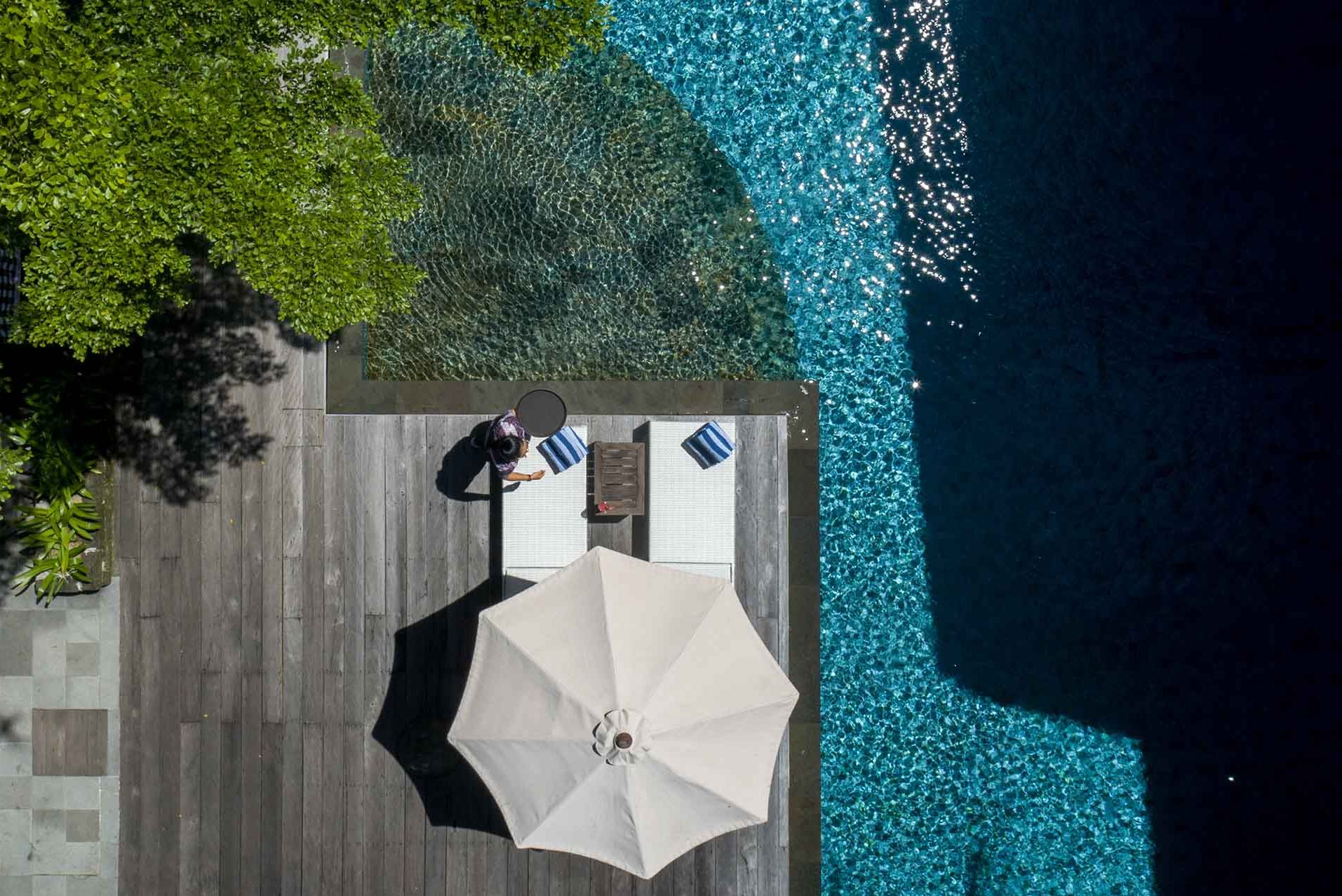 Ligbedjes aan het zwembad in Swarga Suites Bali Berawa nabij Canggu op Bali