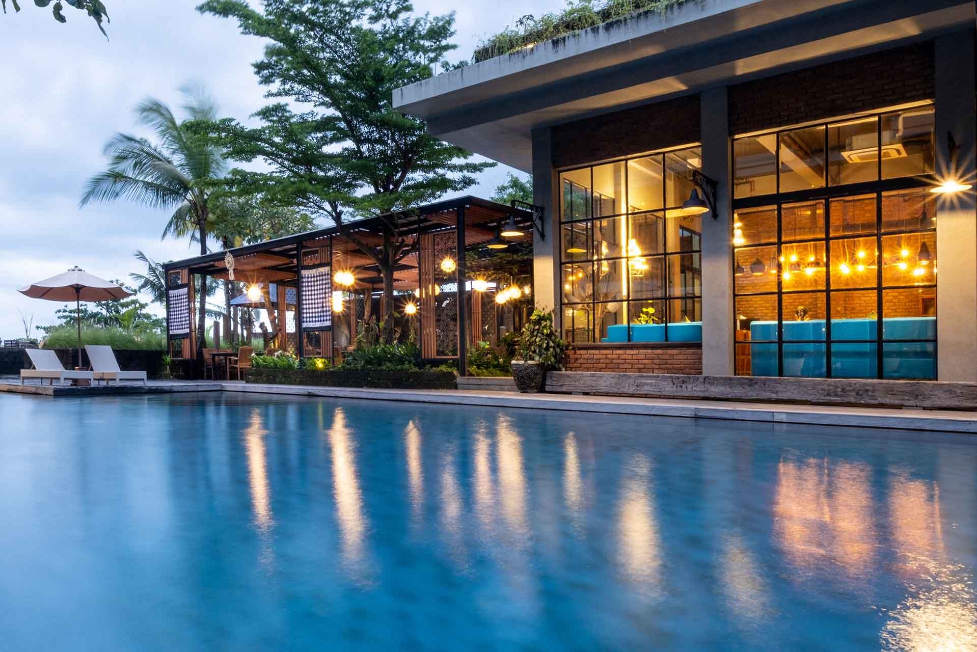 Zwembad en restaurant van het Swarga Suites Bali Berawa nabij Canggu op Bali
