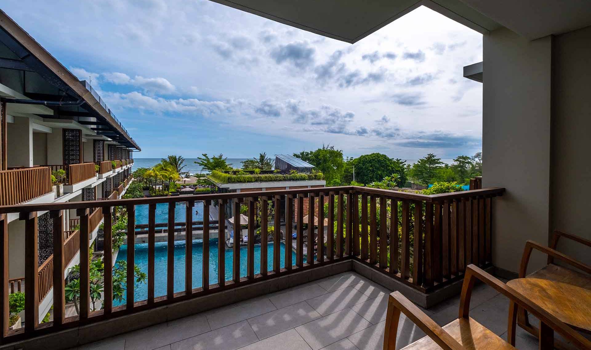 Uitzicht vanaf het balkon in het Swarga Suites Bali Berawa nabij Canggu op Bali