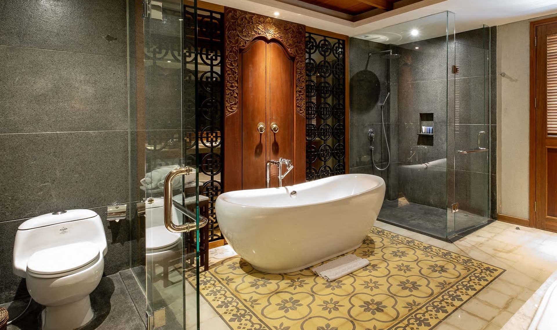 Badkamer Berawa Suite Ocean Front in het Swarga Suites Bali Berawa in Canggu