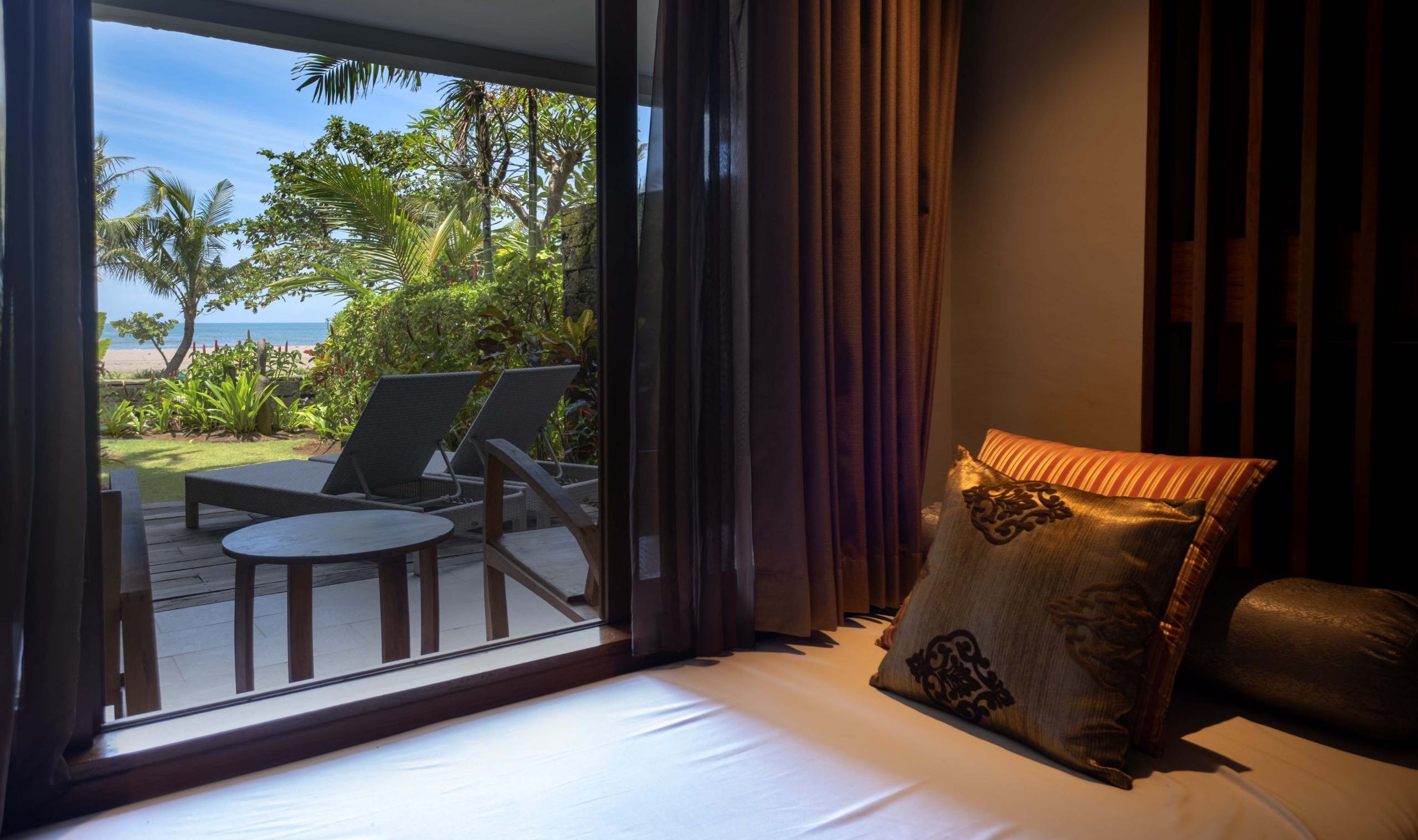 Terras van het Berawa Suite Ocean Front in het Swarga Suites Bali Berawa in Canggu