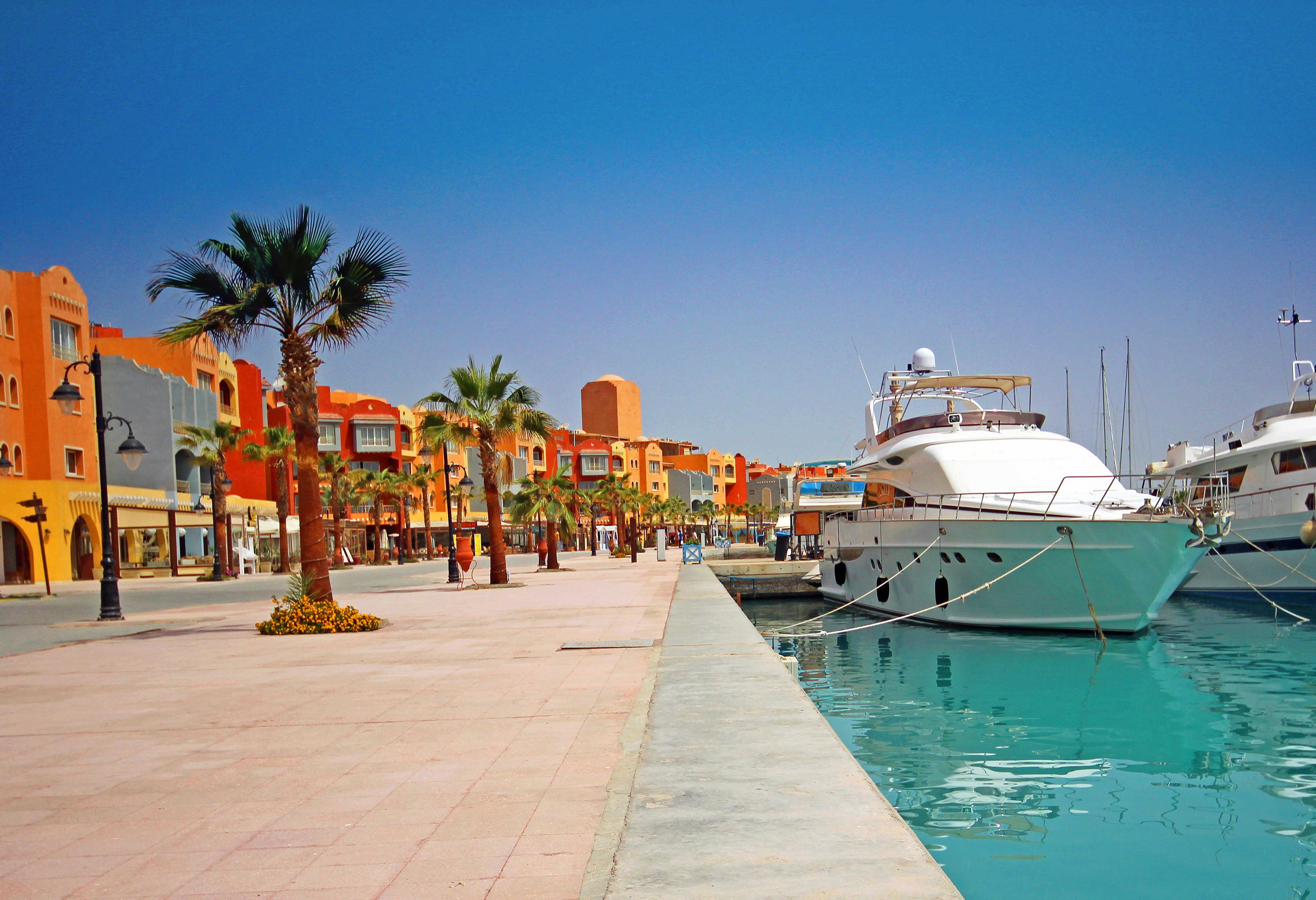 Hurghada Marina met kleurige gebouwen